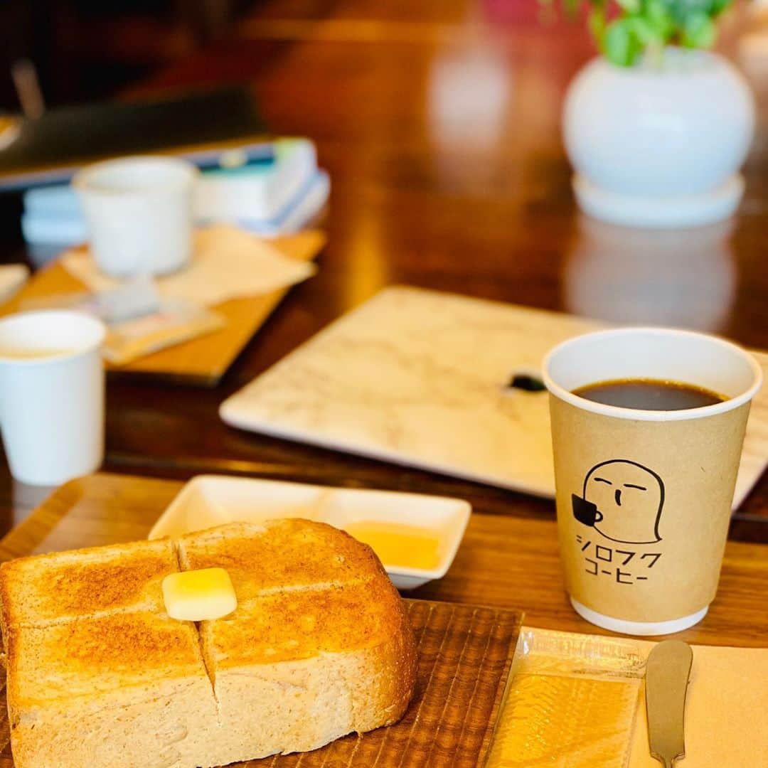 木嶋菜穂子のインスタグラム：「.﻿ 葉山からもどり﻿ ﻿ 今日は朝イチ、﻿ 大阪でミーティング☕️✨﻿ 　﻿ ﻿ ﻿ 日々やることは沢山あるけど﻿ ﻿ 毎日エネルギーに﻿ 満ちあふれてるのは﻿ ﻿ この先につながる人たちがいたり﻿ ﻿ 誰かの人生が一歩すすむかもと﻿ 思えるから✨﻿ ﻿ ﻿ ﻿ どんな事も﻿ "自分のため"﻿ だけでは、なかなか続かない﻿ ﻿ ﻿ ﻿ それは、﻿ 物販も同じで、﻿ ﻿ "自分のため" から抜けられないと﻿ リサーチも﻿ 売るのも﻿ ﻿ いつまでも突きぬけられなかったり﻿ 続かなかったりする。﻿ ﻿ ﻿ ﻿ そして、﻿ " いつか どこかの 誰かのため "﻿ という想いは﻿ ﻿ 日々を 楽しく 豊かにする﻿ とぎれない エネルギー源 になって 自分にかえってくる✨﻿ ﻿ ﻿ ﻿ - - - - - - - - - - - - - - - - - - ﻿ ﻿ 👗おうちで起業・副業したい方へ﻿ ﻿ 会社員でも、在宅主婦でも﻿ 知識ゼロから毎月5〜70万 へ﻿ ﻿ \ 難しくない！スマホでできる！/﻿ ﻿ 女子の楽しい毎日をつくる👠✨﻿ ﻿ "やさしいアパレル輸入物販"﻿ メルカリ物販コミュニティ LINO﻿ ﻿ ﻿ ※﻿ 新規むけ全国セミナーはお休み、﻿ オンライン無料個別相談 受付中♡﻿ ﻿ 💌お問い合わせは﻿ プロフィールのトップリンク﻿ LINE@より﻿ ﻿ ﻿」