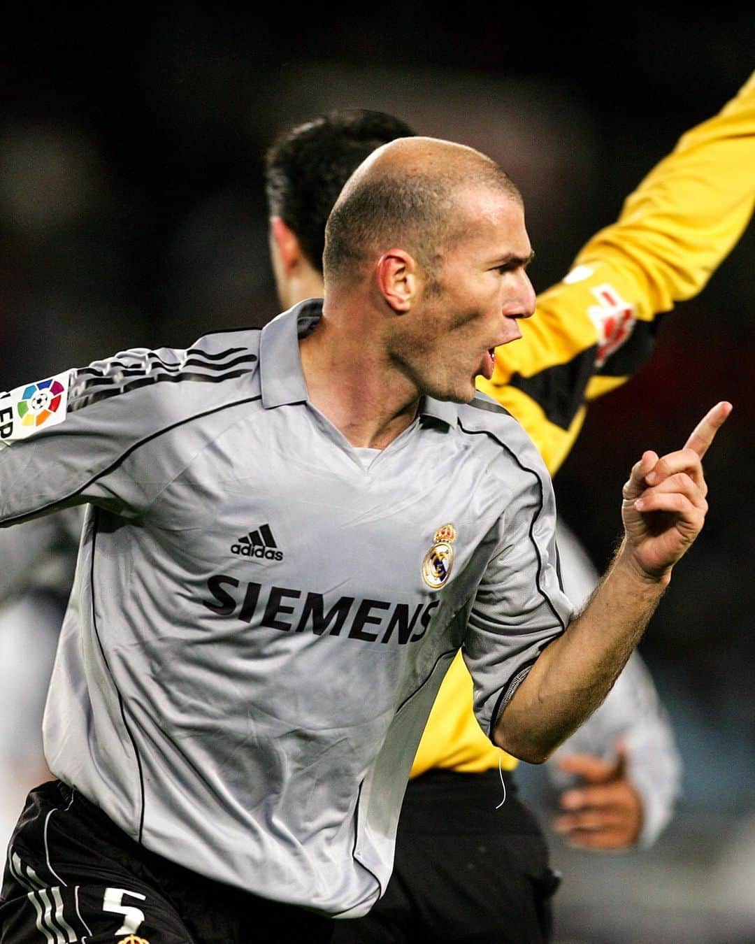 レアル・マドリードさんのインスタグラム写真 - (レアル・マドリードInstagram)「🤩 ONE day to go, madridistas! ➡️ ¡Queda ☝️ solo día! - ⚽️ @Zidane 🆚 Real Sociedad (@LaLiga 2005/06) #RMHistory  #RMLiga」9月19日 21時30分 - realmadrid