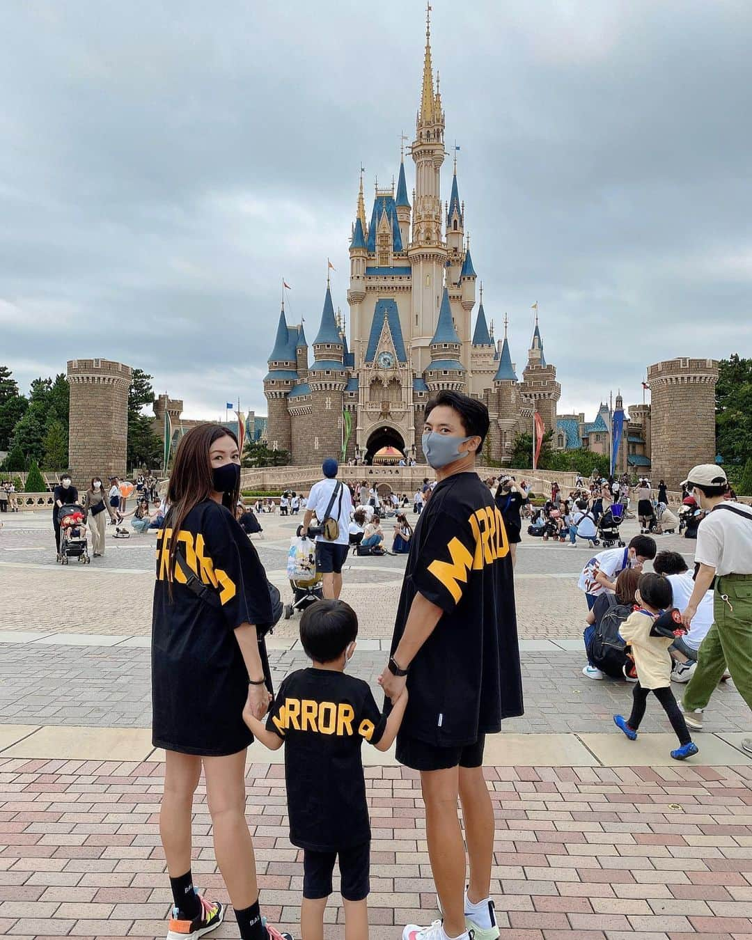 福王寺彩野さんのインスタグラム写真 - (福王寺彩野Instagram)「TDL🏰🌟🌟🌟 すっかり涼しくなって🍁夏にディズニーシーに行った時よりも全然空いていました🤩💫ストーリーズに動画載せたよ✨ #tokyodisneyland #familyday #親子コーデ #お揃いコーデ  #ディズニーランド #TDL #mirror9 #machingoutfits  #前回は #ディズニーランドホテル #今回は #アンバサダーホテル #ミッキールーム に泊まりました🏨 #ホテルステイだとパークチケット確約なので便利でおすすめ 🖤🎃🖤👻🖤 #お気づきかもしれませんが #サイコだけど大丈夫 #コムニョン に憧れて黒髪ロングにしましたw #エクステ #ロアエクステジョーカー #thankyou #hairextensions @tamako_tamako @ankhcross_harajuku @ankhcross_official」9月19日 21時34分 - ayano_fukuoji