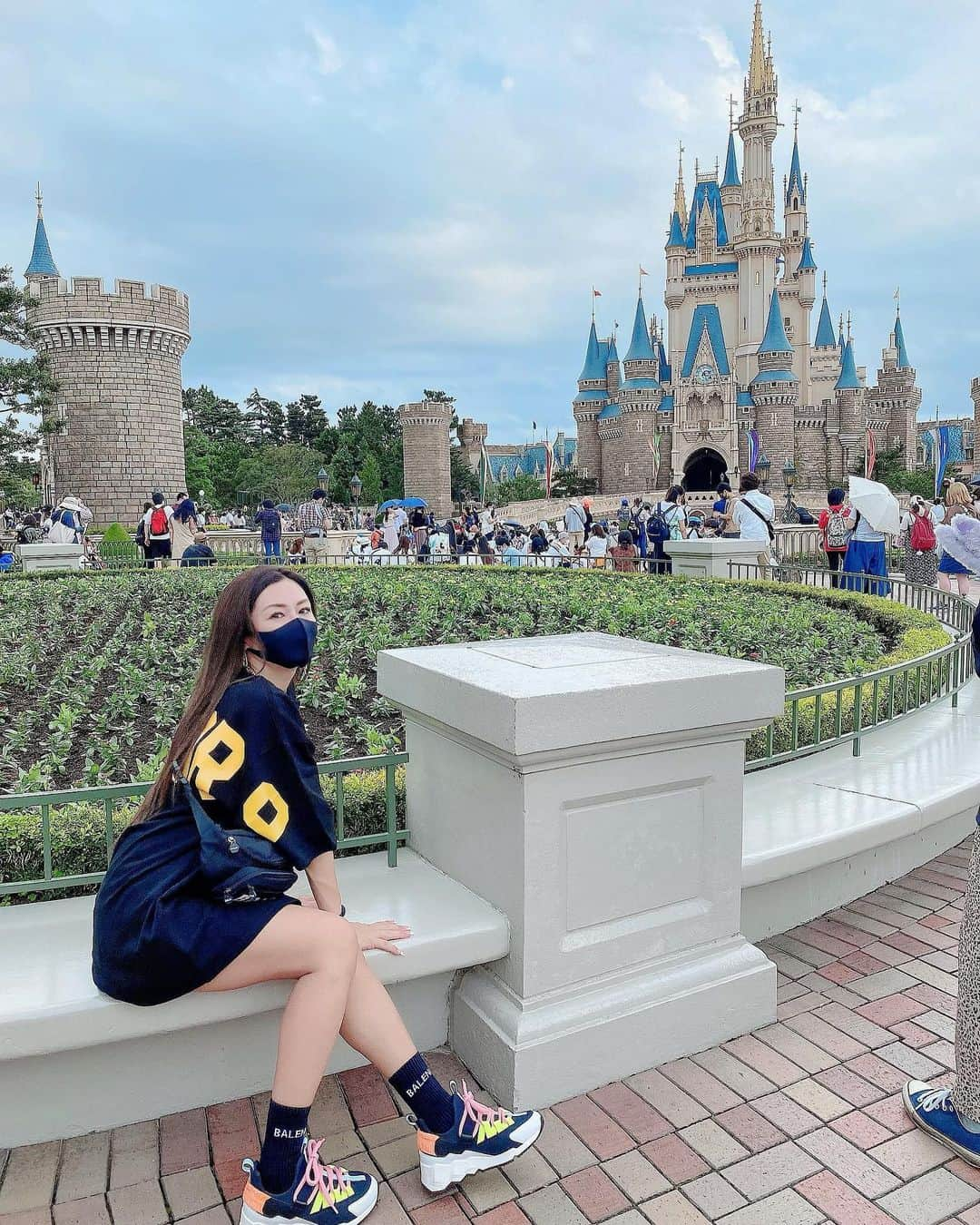 福王寺彩野さんのインスタグラム写真 - (福王寺彩野Instagram)「TDL🏰🌟🌟🌟 すっかり涼しくなって🍁夏にディズニーシーに行った時よりも全然空いていました🤩💫ストーリーズに動画載せたよ✨ #tokyodisneyland #familyday #親子コーデ #お揃いコーデ  #ディズニーランド #TDL #mirror9 #machingoutfits  #前回は #ディズニーランドホテル #今回は #アンバサダーホテル #ミッキールーム に泊まりました🏨 #ホテルステイだとパークチケット確約なので便利でおすすめ 🖤🎃🖤👻🖤 #お気づきかもしれませんが #サイコだけど大丈夫 #コムニョン に憧れて黒髪ロングにしましたw #エクステ #ロアエクステジョーカー #thankyou #hairextensions @tamako_tamako @ankhcross_harajuku @ankhcross_official」9月19日 21時34分 - ayano_fukuoji