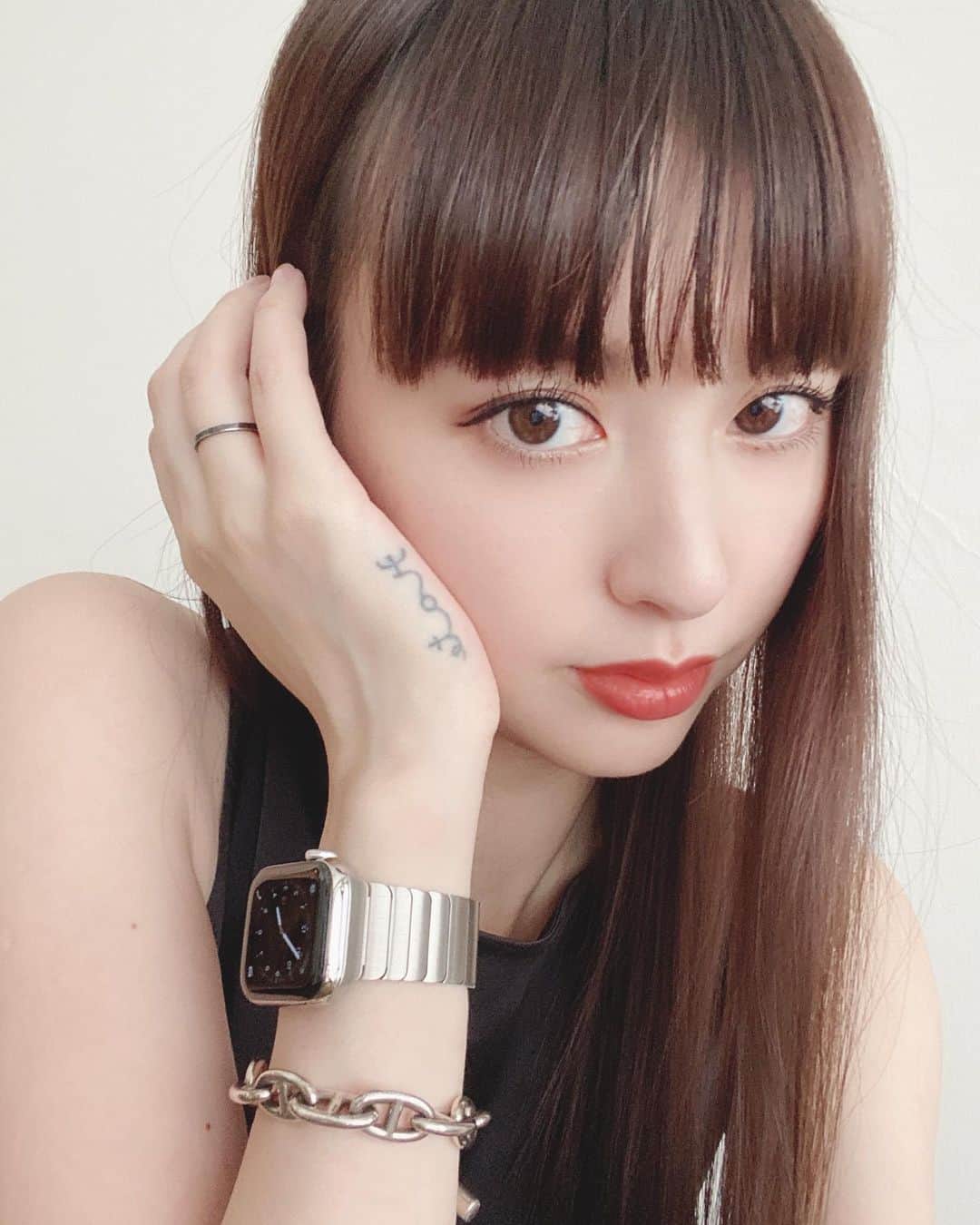 鈴木えみさんのインスタグラム写真 - (鈴木えみInstagram)「新しいApple Watch⌚️ バンドはエルメスの黒とリンクブレスレットですごく迷ったんだけど、私の普段のアクセサリーと合わせて使うならリンクブレスレットのほうが相性良いなと。洗い物しながら電話を受け取ったりしたいしね☺️ 手首で通知を受け取れるのはやっぱり便利だなー！血中酸素濃度を測れるのも、そろそろ深呼吸しましょうって諭してくれるのも有り難い😂👍🏻 #applewatchseries6 #AppleWatch」9月19日 21時37分 - emisuzuki_official