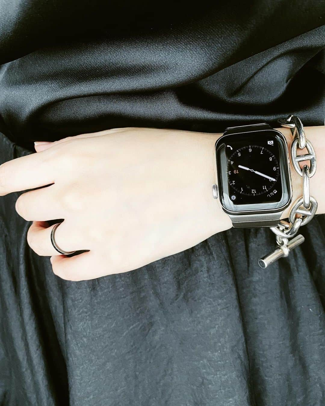 鈴木えみさんのインスタグラム写真 - (鈴木えみInstagram)「新しいApple Watch⌚️ バンドはエルメスの黒とリンクブレスレットですごく迷ったんだけど、私の普段のアクセサリーと合わせて使うならリンクブレスレットのほうが相性良いなと。洗い物しながら電話を受け取ったりしたいしね☺️ 手首で通知を受け取れるのはやっぱり便利だなー！血中酸素濃度を測れるのも、そろそろ深呼吸しましょうって諭してくれるのも有り難い😂👍🏻 #applewatchseries6 #AppleWatch」9月19日 21時37分 - emisuzuki_official