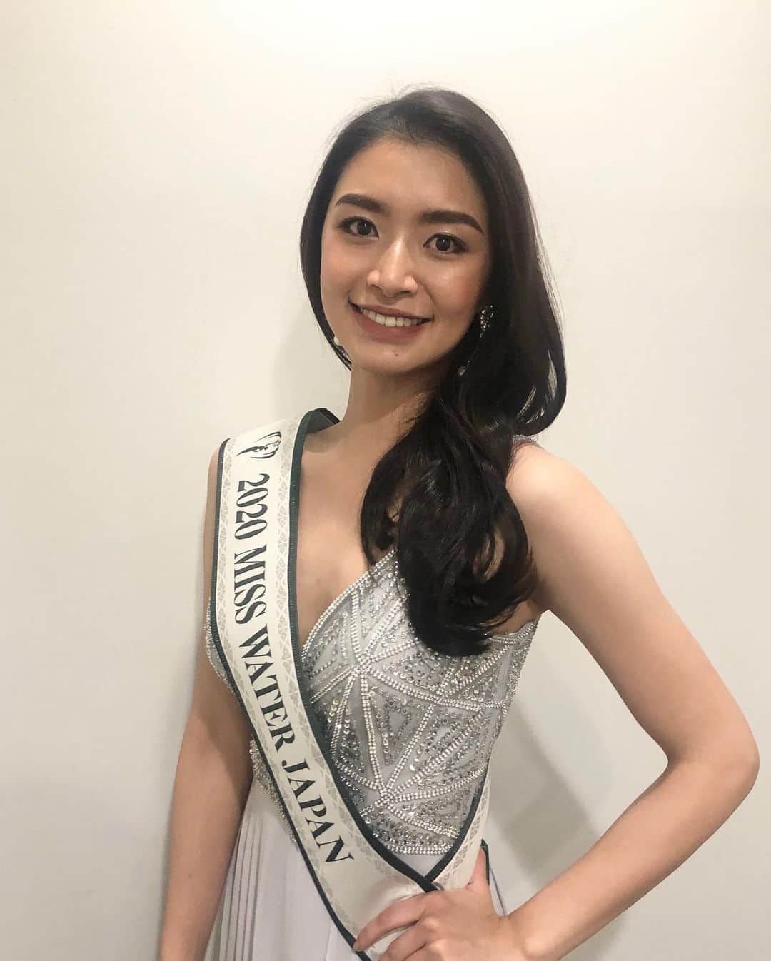 のインスタグラム：「ご報告✨  9月16日に行われた、ミスアースジャパン日本大会にて第3位のMiss water Japan を受賞させていただきました👑🌍  大阪大会にて準グランプリを受賞させていただき、グランプリの方が出場する予定でしたが諸事情により私が出場することになりました。  急遽出場が決まり、戸惑いや不安もありましたが短期間のメンタルセミナーで教わったことを活かして、自分に自信を持って舞台に立つことができました。  多くの方々のサポートや大会に出場できる機会を与えてくださる方がいるからこそ、私は舞台に立つことができました。  ミスアースジャパン日本大会に関わってくださった全ての皆様、そして私をサポート、応援してくださった全ての皆様に心から感謝いたします。  本当にありがとうございました！  今回の経験を活かして、さらなるステップに進み、そして素敵な女性になれるように、努力し挑戦し続けたいと思います✊🏻✊🏻  #missearth  #missearthjapan  #misswater #ミスアース #ミスアースジャパン  #ミスアースジャパン2020  #ミスウォーター #桝田奈津子」