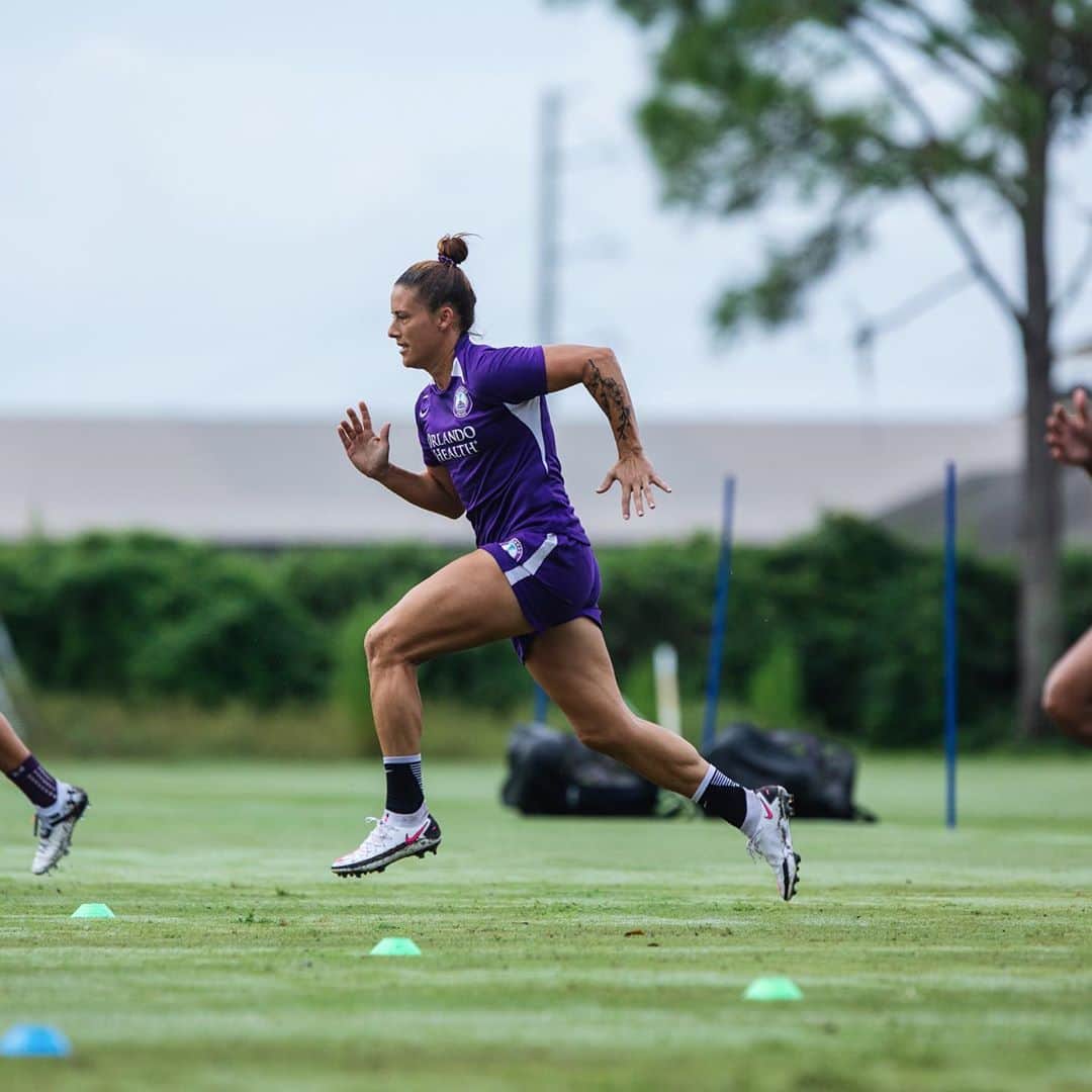 のインスタグラム：「Me.. today, running to my first game back in 7 months, so.  Keep up on CBS & @cbsallaccess ; 1pmET.」