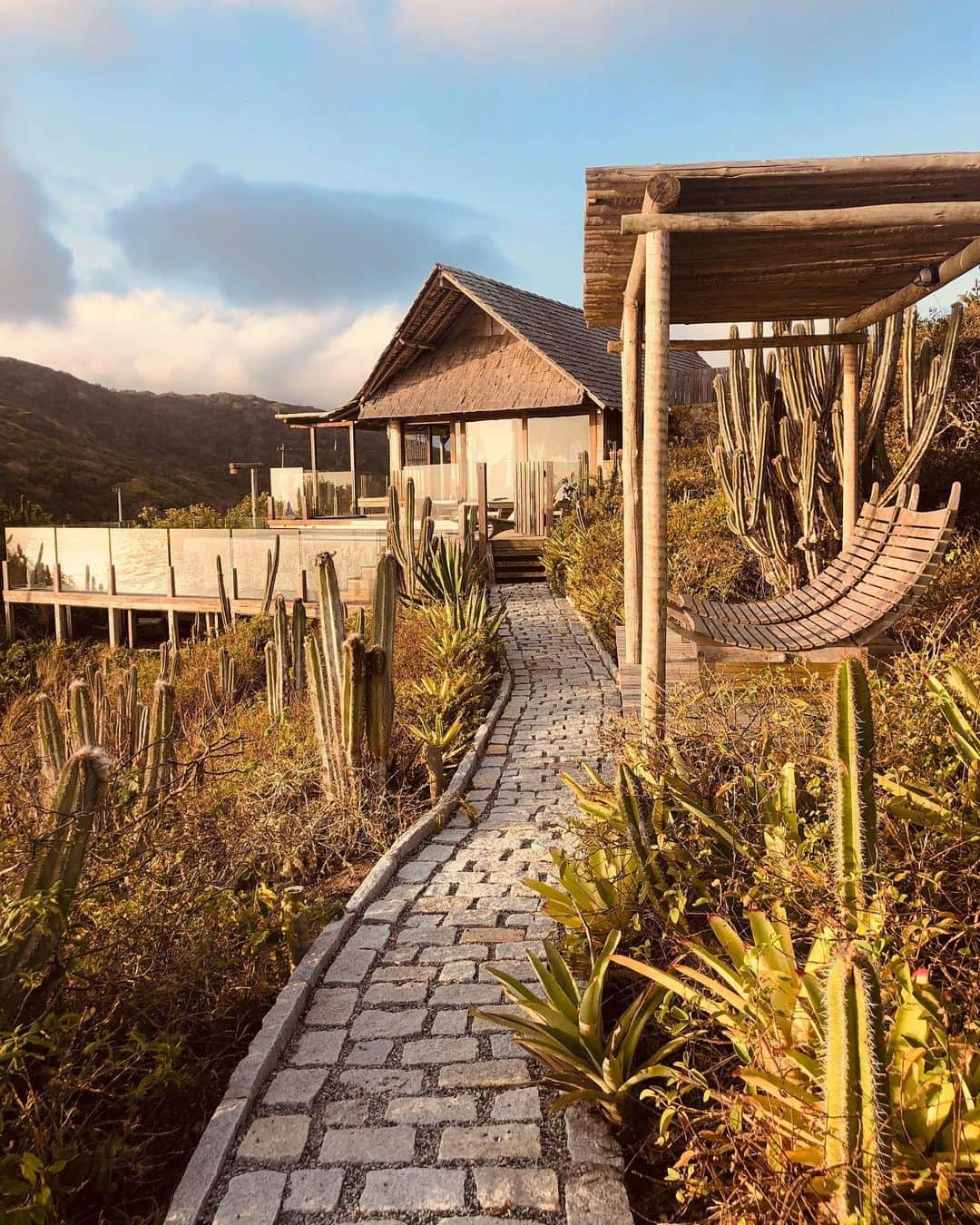 のインスタグラム：「Missing the Cliff house 🤯🌵🌅 @airbnb.dicas #bestairbnb #airbnb #uniquestays #arraialdocabo #pontaldoatalaia #brasil」