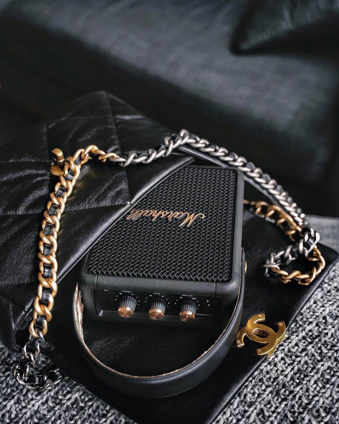 Christoffer Chengのインスタグラム：「Sometimes you just need to be the one who brings the music to the party, so a compact and powerful speaker that fits in my bag is a winner! Did I mention the 20+ hours of play time? @marshallheadphones @streetvalue #marshallhk #marshallstockwell #blackandbrass」