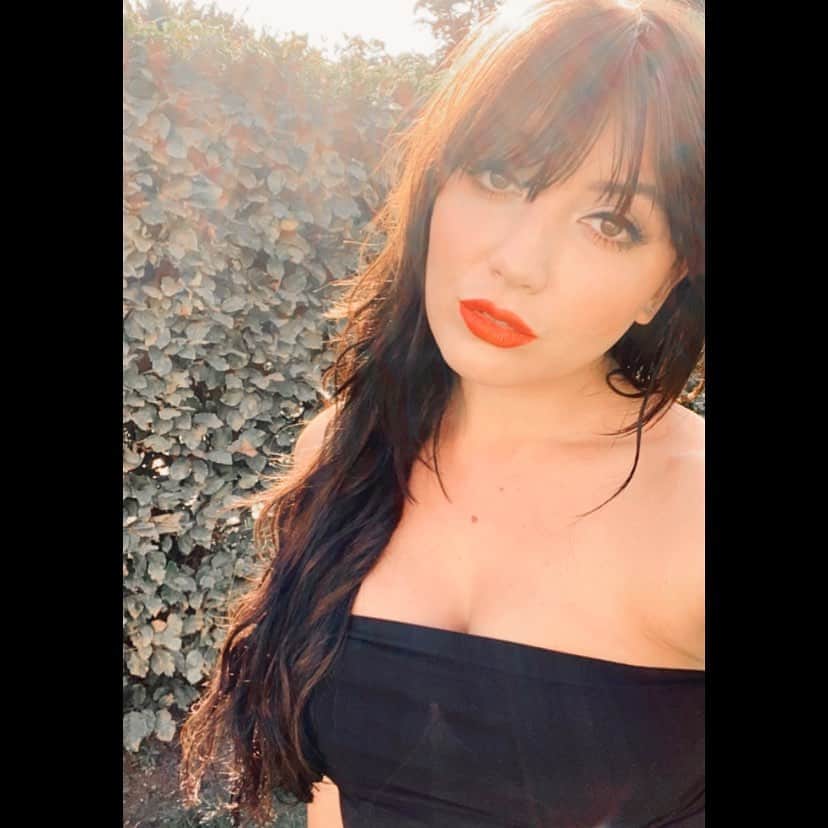 デイジー・ロウのインスタグラム：「I have had the pleasure of working with @garycockerill for the past few years and I have to say he is the most genuine, kind, sweet and talented man. He has the most incredible ability to transform my face, making me feel more confident in myself every time. I am so excited for him because tomorrow he launches his @makeupintelligencegc range on @qvcbeauty so he can share his passion for making women look and feel beautiful with the masses. This is not an ad, I’m just so proud of him & I can’t wait for everyone to get their hands on these incredible products. I’m Saturday night fever ready already using the timeless palette and his incredible red lipstick that doesn’t move!!! ♥️💄♥️ ps hair by @hairdreams_uk」