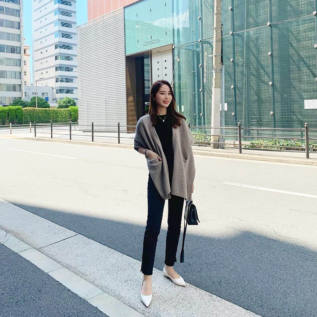 ハンナミのインスタグラム：「朝☀️は涼しかったから 新作のショールを羽織ったよ🧡🍂  普段モノトーンが多いわたしには このショールが差し色になってくれる✨  そして昨日からstartした新作販売にて たくさんのご注文 ありがとうございます🤍 ご予約は明日までになります:)」
