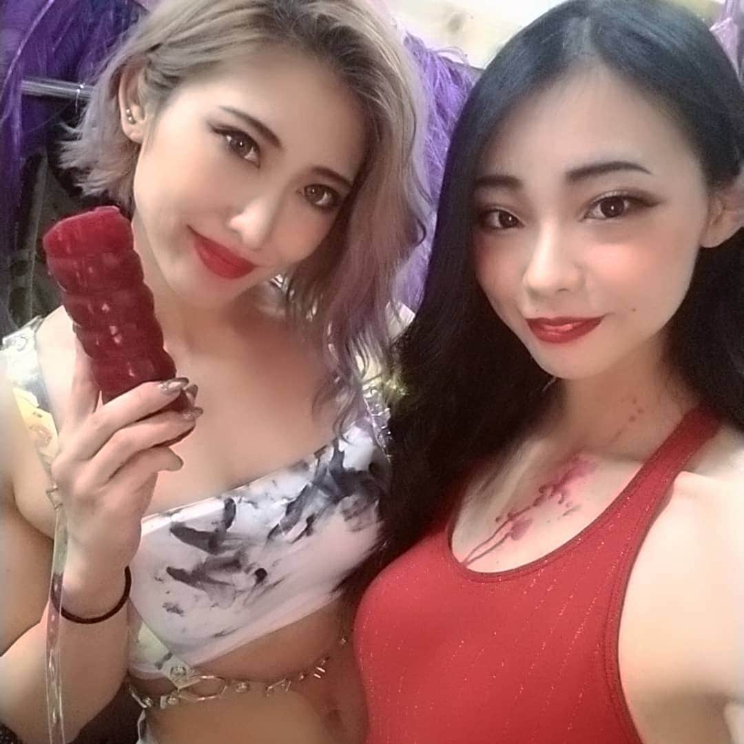 のインスタグラム：「明日はいよいよ #くみりりーの日 第2段！ 【 #リリクミイブキの日 】 . 第1段の8/27もしっかり振り返れてなかったのですが . 実は9月から環境が変わることは そのリハ中(8月下旬)に急遽知って、 私にとってこうやってリハをしながら出演できるイベントもこれで最後なのかな... . そんな風に思いながら クミリリーの日を迎えました . . 「もう来月からはほぼ いないんで 今回呼んでもらえて幸せでした...😥♡」 . なーんて伝えたら 再開催の、再オファーの、再出演決定！！ . イブキをメインメンバーに加えて 特別演目もサポートメンバー増えてカムバック...🔥🔥 . もうもう、歓喜ですわ👏👏 . .  こちら、クミ様に ろくそく垂らされて不器用な作り笑顔をしてる私ですがw 明日は精一杯たっくさん踊り、回らせていただきたいと思います🌙 . . 明日は1.2.3部！ もう最初から最後まで全部がメインなので、会場の方々、また来れない方は配信で、忘れられない夜の思い出を作れたらなぁと思ってます🕯❤ (関われてるだけで本当に幸せ) . . よろしくお願いします🔥🕯❤🐱 . . ※これ、パッケージに入ってるとき「麩菓子」にみえました。わたしは。 . .. . #バーレスク東京 #sm #ろうそく #麩菓子 #ショー #六本木」