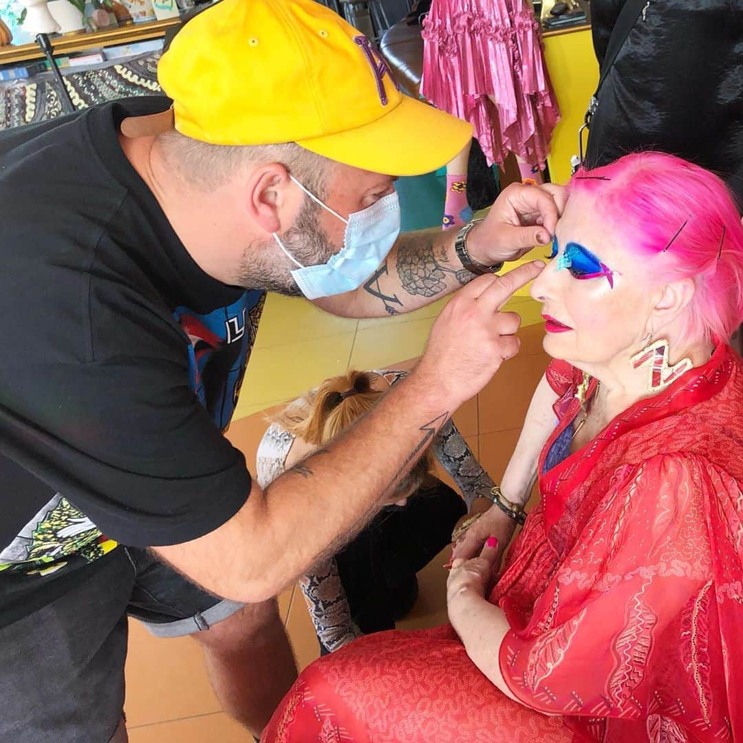 のインスタグラム：「Well! How about that!? We ARE shooting @zandra_rhodes_ on her special day!! #happybirthday #zandrarhodes 💝 ‘Z’ mirror earring by @andrewlogangallery - with @andrewgallimakeup @kim_howells @arvedphoto @nickirwinhair @giulia_oldani_nails / Veggie location catering @winstonsonelove by  @fahradnoir assisted by lil’ #Indigo 💕」