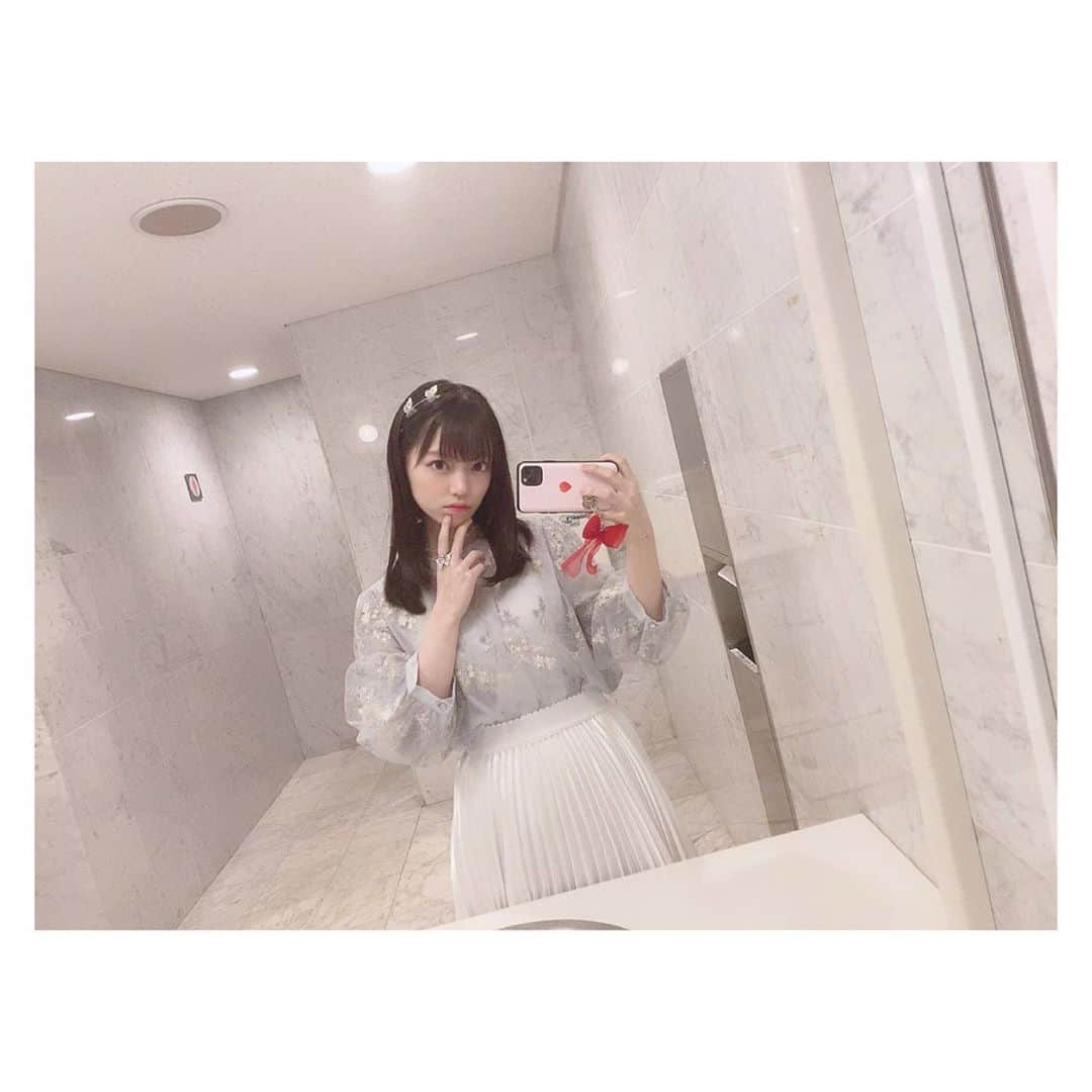 岩田陽菜さんのインスタグラム写真 - (岩田陽菜Instagram)「今日もお話し会でしたが、これは昨日のお話し会の私服です‧✧̣̥̇‧✦‧💙‧✧̣̥̇‧✦‧﻿ ﻿ #ingni#私服#レース#ブラウス#水色#白#カチューシャ#niceclaup#蝶々#蝶#イヤリング#ring#アクセサリー」9月19日 21時52分 - hina_naso_stu48