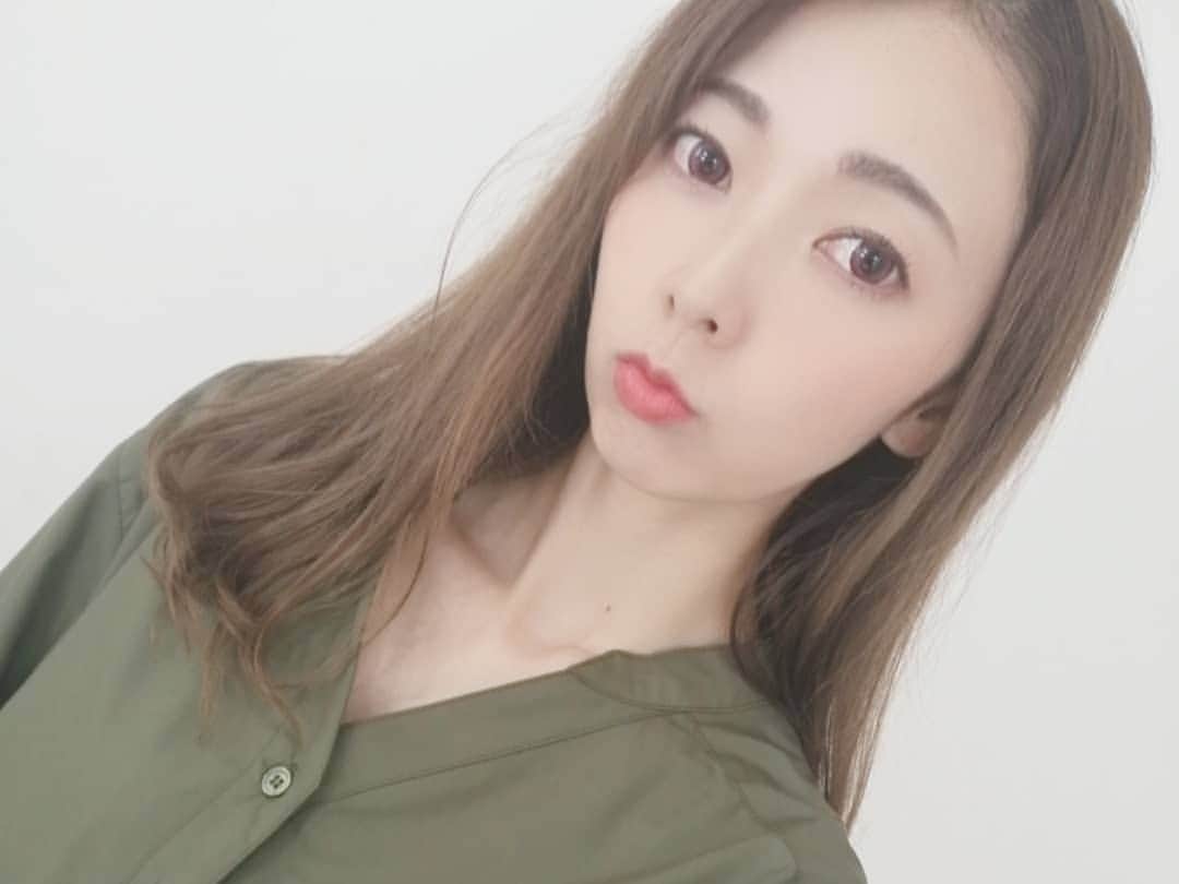 杉山由紀子のインスタグラム：「♥️make recipe♥️ * 撮影が自前の時もあるので🎵 そんな時は...✨ 【 Artistry Shanghai Edition 】 アイシャドウ&チーク⏩️ヌード が大活躍✨✨ * 自然で、でもちゃんとメイクした感じが出せるのでほんとにお気に入り♥️ * この日はいろんなstudioシリーズが混ざってた🤭 * アイシャドウ、チーク⏩️上海edition マスカラ⏩️ニューヨークedition  リップ⏩️東京edition (ﾊﾟｰｼﾓﾝ) アイブロー⏩️artistry (ﾍﾟﾝｼﾙﾀｲﾌﾟ ﾄｰﾌﾟ) * * 今までのも混ぜて使うのも私的には大好き🎵 * 今回はOLさん系のお洋服だったので、 髪はかきあげめで🎵 * いつもよりナチュラルメイクめに🎵 * このリップはティントだから、 マスクする今の時期ほんとにつきづらくて便利♥️ * * #artistry #artistryjapan #artistrystudio #make #アイメイク #アイシャドー #チーク #eye #cheek #new #上海エディション #shanghai #上海 #チャイボーグメイク #撮影 #shooting #撮影メイク #OLメイク #大人メイク #メイク #makerecipe #make #ナチュラルメイク #OLメイク  #OL #マスク #マスクメイク」