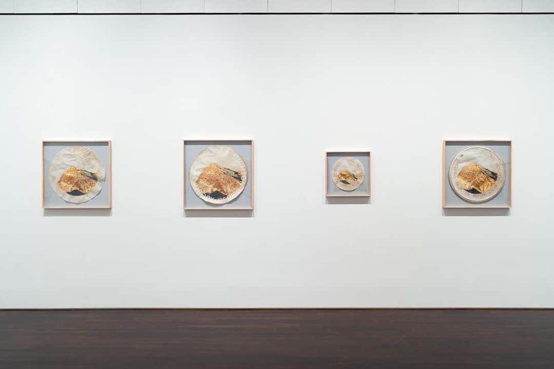 のインスタグラム：「#GagosianSpotlight: "Ed Ruscha: Drum Skins" is on view at Blanton Museum of Art, Austin, Texas, through October 4. This show features more than a dozen new works by Ed Ruscha painted on found drum heads. Ruscha sourced the paintings’ visual iconography and language from the American vernacular. Ruscha speaks about the Oklahoma roots of the exhibition in a “New York Times” piece by M. H. Miller from earlier this year. Follow the link in our bio to read the article. _________ #EdRuscha #Gagosian @edruschaofficial @blantonmuseum Installation views, “Ed Ruscha: Drum Skins,” Blanton Museum of Art, Austin, Texas, January 11–October 4, 2020. Artwork © Ed Ruscha」