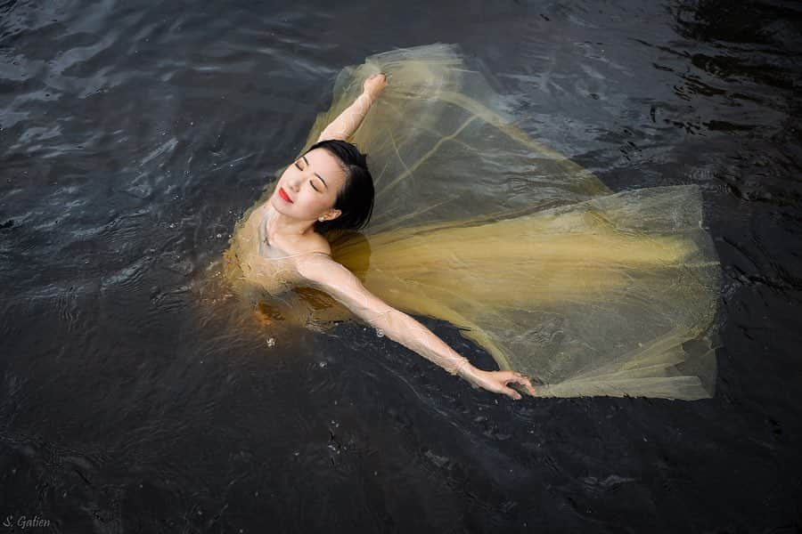 石井杏奈のインスタグラム：「Tutus turned yellow under the water🧐😇💦 Made by incredible @onpointetutus 🩰👗 @s.gatien_photographie 📸🙏 水の中に入ったらチュチュ黄色になった💛 . . . . #canada#quebec#collaboration#grateful#happy#outside#dance#dancephotography#photoshoot#ballet#water#rock#beautiful#fabric#worldwideballet#thankyou#green#nature#tutu#wet#underwater#underwaterphotographyバレエ#写真#撮影#自然#ありがとう#感謝」