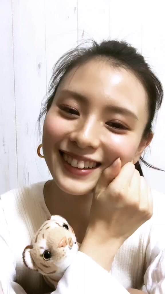 朝見心のインスタグラム：「Instagramのアイコン変わります！ の報告ライブ！ 謎のツインテール！」