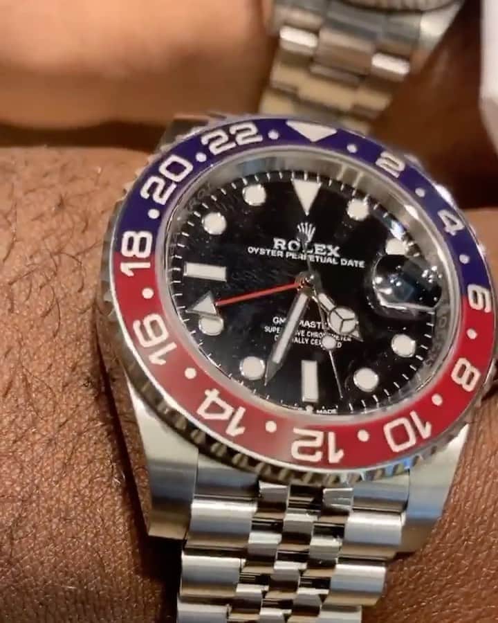 ファンクマスター・フレックスのインスタグラム：「Just a little window shopping! Looking for second job before I purchase! @wilsonandson I see it! I think it’s @Rolex GMT Master ll “Pepsi” and the @rolex “Kermit” Submariner (Not Hulk) WHATS YOUR FAVORITE WATCH?」