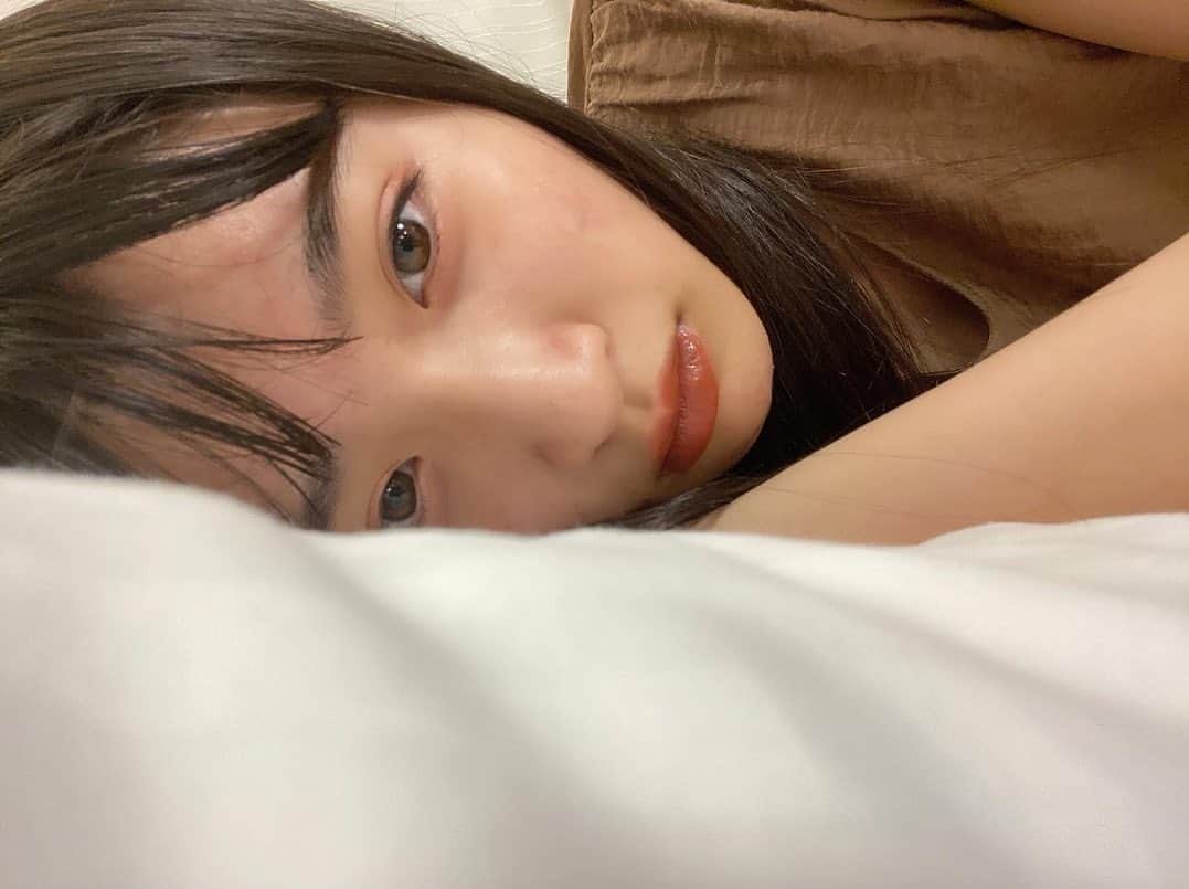 若林真帆のインスタグラム：「ベットに寝っ転がったよ」