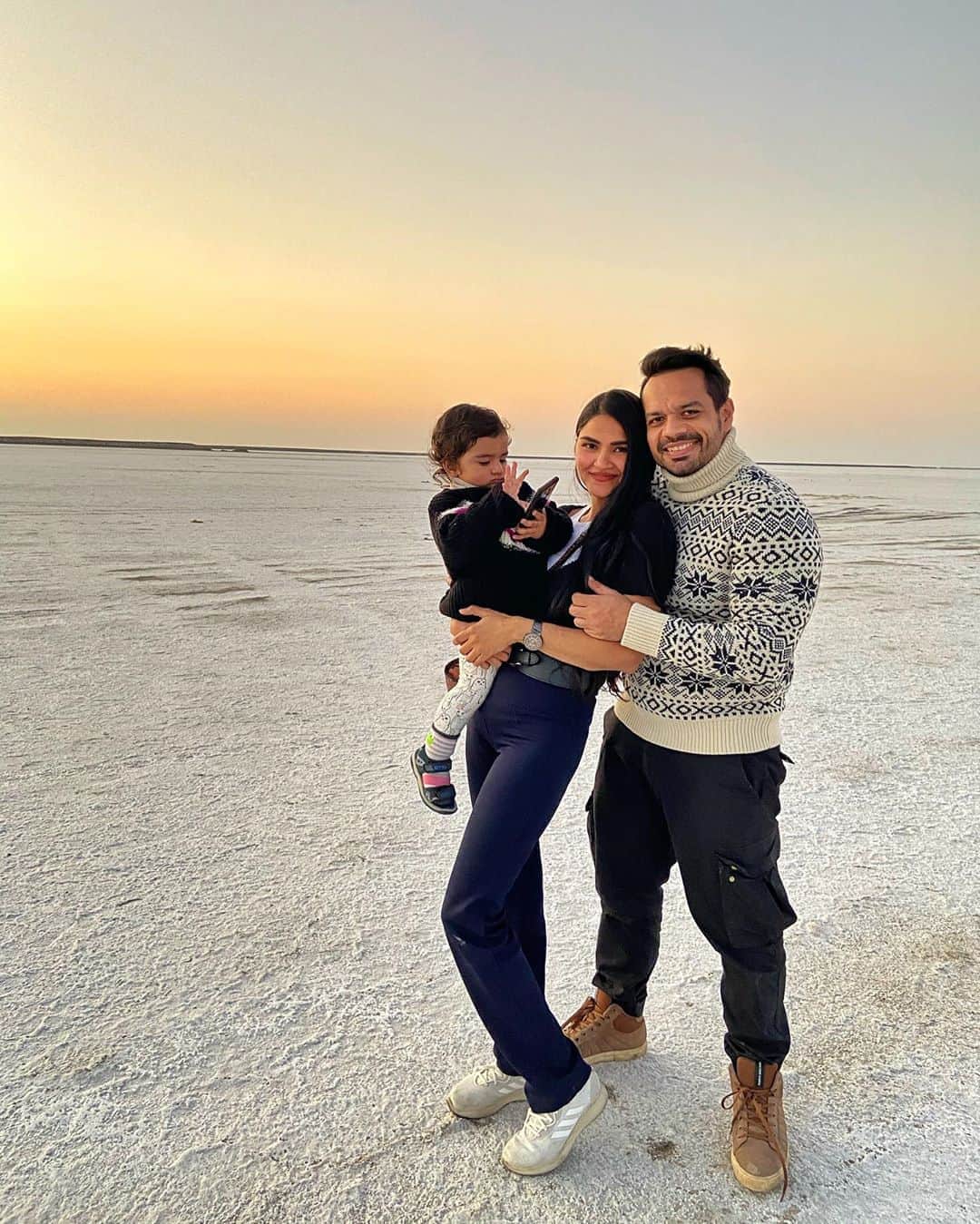 Gaurav Tanejaのインスタグラム：「Missing traveling.. throwback to our Gujarat trip. Rashi searching for “Dheeme .. laa. lol..oooo”  . #flyingbeast #RasbhariKePapa #travel #india #Gujarat #Kutch」