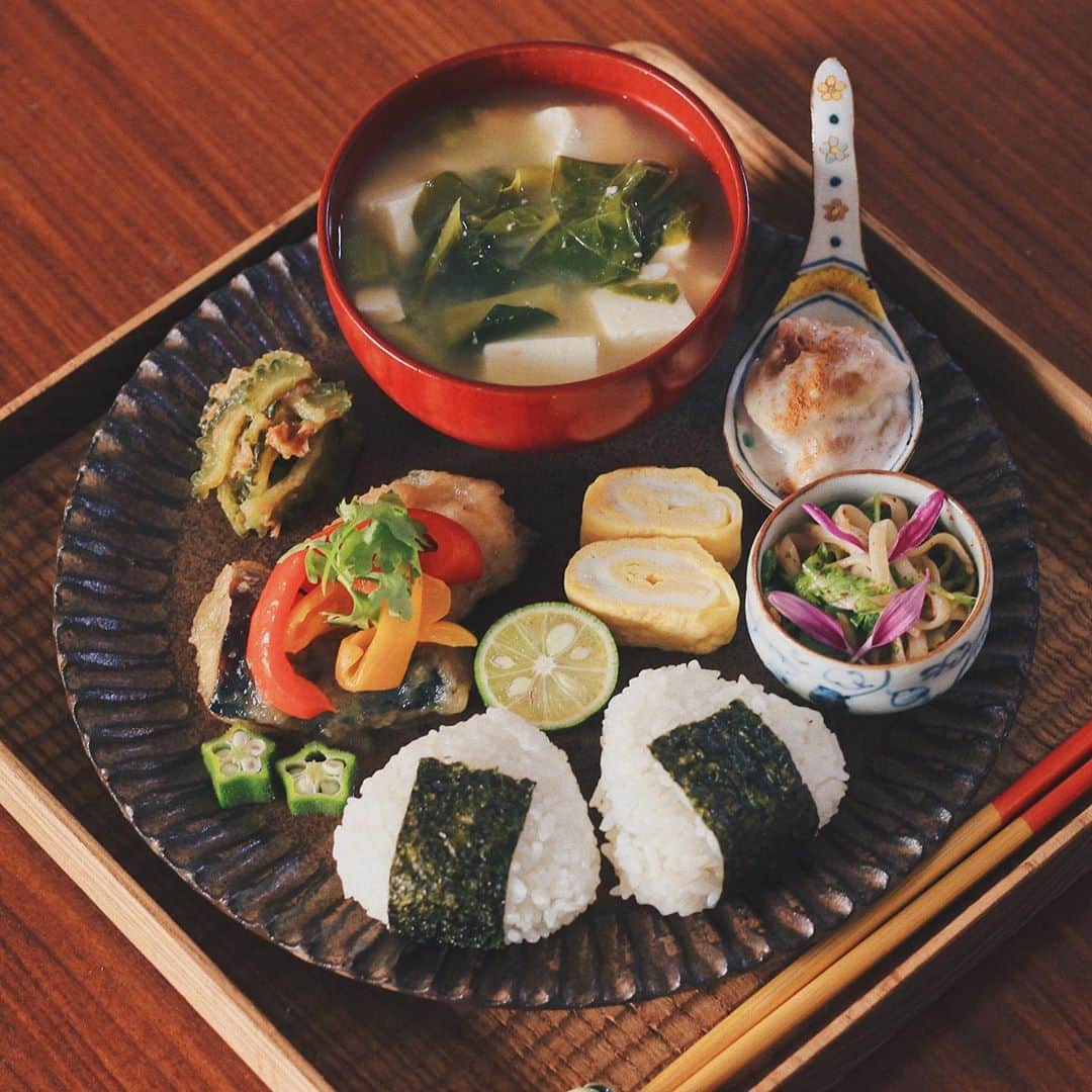 Kaori from Japanese Kitchenさんのインスタグラム写真 - (Kaori from Japanese KitchenInstagram)「ふるさと納税のお野菜で和ンプレート。夏と秋の食材が同居してる。 ・ こんばんは。 こないだの朝昼ごはん。 ふるさと納税の返礼品で たくさんお野菜が届きました。 せっせと作った作り置きで和ンプレート。 #糖質0麺 で作ったパクチー冷菜が とても美味しかったので 簡単なレシピですが良ければお試しください◎ とうふそうめん使っても美味しいはず。 ウェイパー久々に使ったけど 背徳的な味で美味しい… ・ 悪玉コレステロール値が過去最高に高くなり 危険水域に達してしまったので 料理を楽しみつつ薬膳も学びつつ 本気の食生活改善します。 （1年で50も上がった…これはやばすぎ） では今日もお疲れ様でした。 ・ ・ 【おしながき】 三角おにぎり つるむらさきとえのきのお味噌汁 さばのレモン風味竜田揚げ　パプリカ添え ゴーヤの梅かつお和え すだち 卵焼き 糖質0麺とパクチーの中華風冷菜 いちじくとシナモンのココナッツグルト和え ＊薬膳走り書きは本日お休みします＊ ・ ・ ・ ・ 2020.09.19 Thu Hi from Tokyo! Here’s Japanese one plate dish:Rice balls, miso soup, lemon flavored deep-fried mackerel, pickled paprika, Japanese citrus, boiled bitter gourd w/ pickled plum and bonito flakes, rolled egg omelet, Chinese style carb free noodle cilantro salad, and sweet fig salad as a dessert(Vegan coconut yogurt and cinnamon in it). ・ ・ ・ ・ ・ #japanesefood #breakfast #朝ごはん #おうちごはん #早餐 #薬膳 #うつわ #自炊 #家庭料理 #佐藤もも子 #小澤基晴 #松浦ナオコ #落合芝地 #健康食堂 #和ンプレート」9月19日 22時00分 - coco_kontasu