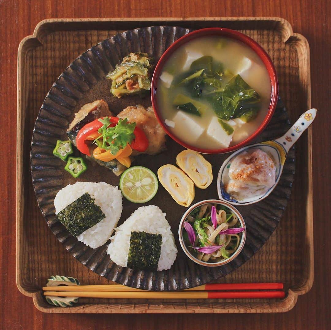 Kaori from Japanese Kitchenのインスタグラム：「ふるさと納税のお野菜で和ンプレート。夏と秋の食材が同居してる。 ・ こんばんは。 こないだの朝昼ごはん。 ふるさと納税の返礼品で たくさんお野菜が届きました。 せっせと作った作り置きで和ンプレート。 #糖質0麺 で作ったパクチー冷菜が とても美味しかったので 簡単なレシピですが良ければお試しください◎ とうふそうめん使っても美味しいはず。 ウェイパー久々に使ったけど 背徳的な味で美味しい… ・ 悪玉コレステロール値が過去最高に高くなり 危険水域に達してしまったので 料理を楽しみつつ薬膳も学びつつ 本気の食生活改善します。 （1年で50も上がった…これはやばすぎ） では今日もお疲れ様でした。 ・ ・ 【おしながき】 三角おにぎり つるむらさきとえのきのお味噌汁 さばのレモン風味竜田揚げ　パプリカ添え ゴーヤの梅かつお和え すだち 卵焼き 糖質0麺とパクチーの中華風冷菜 いちじくとシナモンのココナッツグルト和え ＊薬膳走り書きは本日お休みします＊ ・ ・ ・ ・ 2020.09.19 Thu Hi from Tokyo! Here’s Japanese one plate dish:Rice balls, miso soup, lemon flavored deep-fried mackerel, pickled paprika, Japanese citrus, boiled bitter gourd w/ pickled plum and bonito flakes, rolled egg omelet, Chinese style carb free noodle cilantro salad, and sweet fig salad as a dessert(Vegan coconut yogurt and cinnamon in it). ・ ・ ・ ・ ・ #japanesefood #breakfast #朝ごはん #おうちごはん #早餐 #薬膳 #うつわ #自炊 #家庭料理 #佐藤もも子 #小澤基晴 #松浦ナオコ #落合芝地 #健康食堂 #和ンプレート」