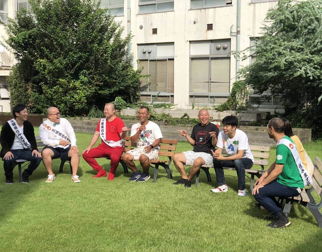 のインスタグラム：「『TOWN介護TOKYO 』というフリーペーパーの取材で、レクリエーション介護士の資格をもってる住みます芸人さんと取材をしてもらいました(*^^*) フリーペーパー(無料)なので、「合同会社福祉クリエーションジャパン」さんのホームページにて問い合わせすれば、TOWN介護TOKYO を送ってもらえるらしいです＼(^o^)／ ぜひ♪  #笑顔 #笑い #介護 #芸人 #プロジェクト #town介護tokyo #フリーペーパー #無料 #レクリエーション介護士2級 #住みます芸人 #福祉 #吉本興業 #レギュラー #あるある探検隊」