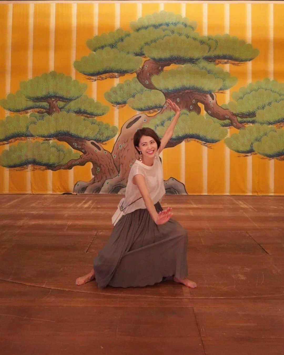 坂元美香さんのインスタグラム写真 - (坂元美香Instagram)「香川撮影 1日目  ②旧金比羅大芝居『金丸座』  天保6年（1835）に建てられた 現存する日本最古の芝居小屋。  この舞台でカメラを向けられたら やっぱ瞬時で歌舞伎のモノマネだよね🥳 合ってるかどうかは知らないけど🤣  舞台中央の丸い切り抜きは回転するのだけど 今でも床下で人力で回していると聞いてびっくり。 床下を見せていただきちょっと感動しました✨  ちなみに、こちらは来月から 改修工事に入ってしまうそうです。  今回撮影のプロモーション動画は ANA webサイトにて11月上旬に公開予定です✈︎  @udonken_kagawa @ana.japan  #香川キラリ旅 #香川県 #うどん県 #金丸座  #旧金比羅大芝居金丸座 #旧金比羅大芝居  #歌舞伎 #琴平町 #国指定重要文化財 #坂元香川県撮影の旅」9月19日 22時19分 - mika_saka