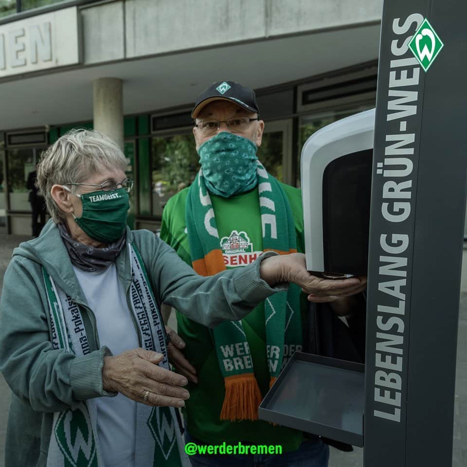ヴェルダー・ブレーメンさんのインスタグラム写真 - (ヴェルダー・ブレーメンInstagram)「Schön, einige von euch heute endlich wieder am Osterdeich begrüßen zu dürfen! 💚 _______ #Werder #Bremen #svw #svwbsc #Fans #Support #nordphoto」9月19日 22時12分 - werderbremen