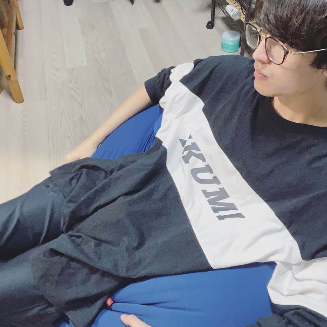 のインスタグラム：「基本姿勢。  #初出し #井阪郁巳 #ご縁  #インスタオシャレ化計画  #swag  #写真 #眼鏡男子   #にちじょういさか #セルフ写真集  #ひとをだめにするクッション」