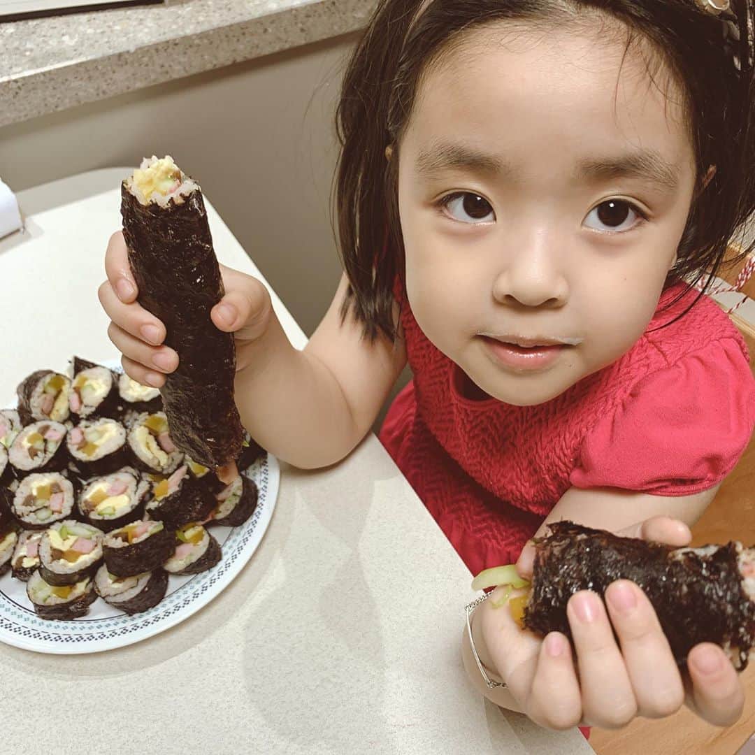 イ・ユンジのインスタグラム：「정말 야무졌던 너의손길ㅡ#라니김밥#노컷이제맛#무러뜨더#한손엔참치#다른손엔기본#이모들은뭐가좋아염」