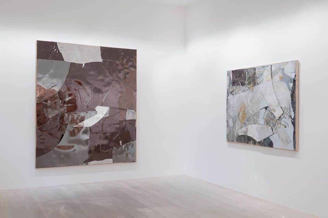 のインスタグラム：「#RudolfPolanszky: This weekend, Gagosian is participating in Kunsttage Basel. Visit "Hypotetic," an exhibition of new and recent paintings and sculptures by Rudolf Polanszky, at Gagosian, Basel.  A key player in the Vienna art scene, Polanszky creates cerebral yet tactile works that embrace chance occurrence. In the early 1990s, Polanszky began examining the formal potential of sculpture and mixed-media painting with the series "Reconstructions" (1991–). To make these richly textured works, he uses salvaged industrial materials such as acrylic glass, aluminum, mirrored foil, resin, silicone, and wire, recombining them into purely aesthetic forms divorced from their original uses and contexts. Inspired by his father’s profession as a jazz musician, Polanszky’s process of “ad hoc synthesis” produces compositions that oscillate between concrete objects and symbols of subjective perception. Follow the link in our bio for more info. __________ #Gagosian #KTBasel #KunsttageBasel @kunsttagebasel Installation views, "Hypotetic," Gagosian, Basel, September 15–November 28, 2020. Artwork © Rudolf Polanszky. Photos: Andreas Zimmermann Fotografie」