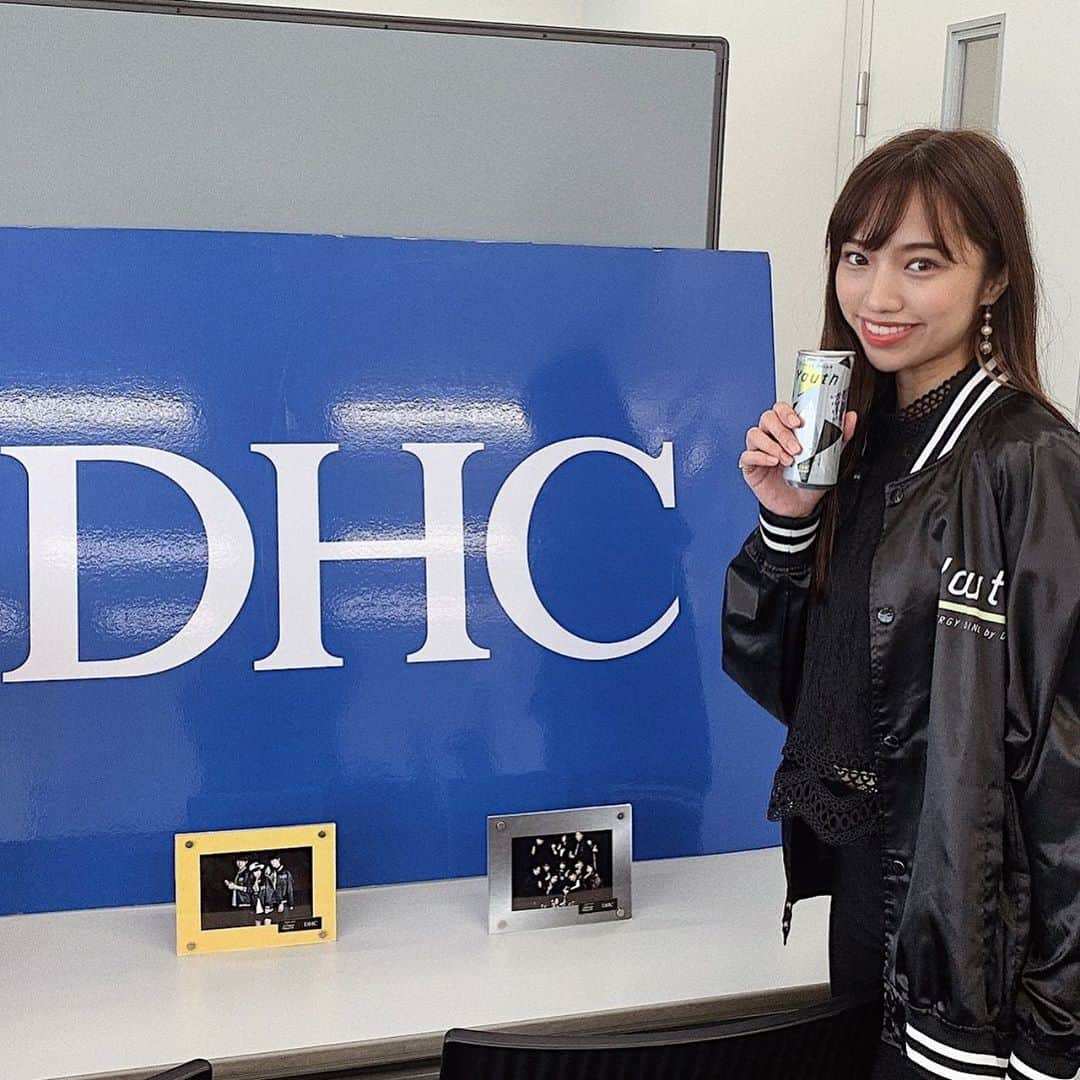 武藤ジャスピンさんのインスタグラム写真 - (武藤ジャスピンInstagram)「協賛を組ませて頂いてるDHC様(@dhc_official_jp)に 先日、伺わせて頂きました🦋  その際に頂いたこちらの エナジードリンク🍹《#youth 》(ユース)！  DHC様の「若者の活動を心から応援したい」という ご厚意から作られているだけあって 美味しくて飲みやすかったです！🧊  個人的に、エナジードリンク(炭酸)が得意ではないですが、 そんな私でもこれは美味しく頂けました😋 味だけでなく、美容成分も多く含まれていて、  元気になれるだけじゃなくてキレイにもなれる🧖‍♀️ 天然色素のブルーでデザインまでお洒落で楽しめる！ そんなドリンクです🐬  とってもおすすめなので、最近疲れが溜まってる方は、 是非これを飲んでまたエナジーチャージしよ✊💙  オンラインストアなどで販売してるので 気になる方は是非チェックしてみてね🔍  #DHC #dhccs #dhcyouth」9月19日 22時15分 - _jasmuts