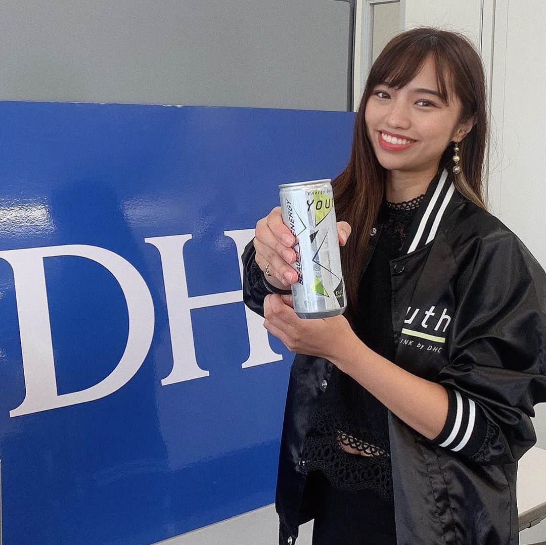 武藤ジャスピンのインスタグラム：「協賛を組ませて頂いてるDHC様(@dhc_official_jp)に 先日、伺わせて頂きました🦋  その際に頂いたこちらの エナジードリンク🍹《#youth 》(ユース)！  DHC様の「若者の活動を心から応援したい」という ご厚意から作られているだけあって 美味しくて飲みやすかったです！🧊  個人的に、エナジードリンク(炭酸)が得意ではないですが、 そんな私でもこれは美味しく頂けました😋 味だけでなく、美容成分も多く含まれていて、  元気になれるだけじゃなくてキレイにもなれる🧖‍♀️ 天然色素のブルーでデザインまでお洒落で楽しめる！ そんなドリンクです🐬  とってもおすすめなので、最近疲れが溜まってる方は、 是非これを飲んでまたエナジーチャージしよ✊💙  オンラインストアなどで販売してるので 気になる方は是非チェックしてみてね🔍  #DHC #dhccs #dhcyouth」