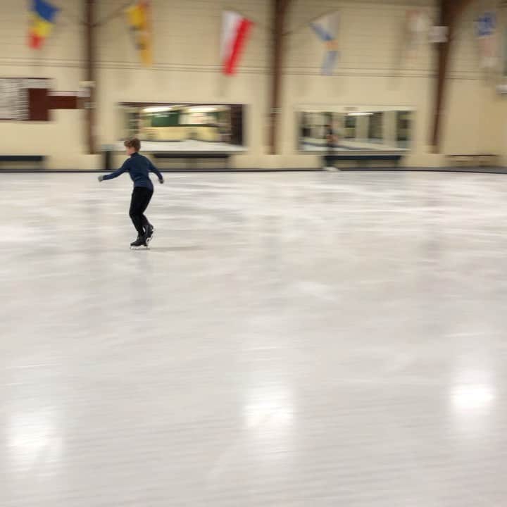 ブライアン・オーサーのインスタグラム：「Little kid...... big jump!  Good job Grayson:)」
