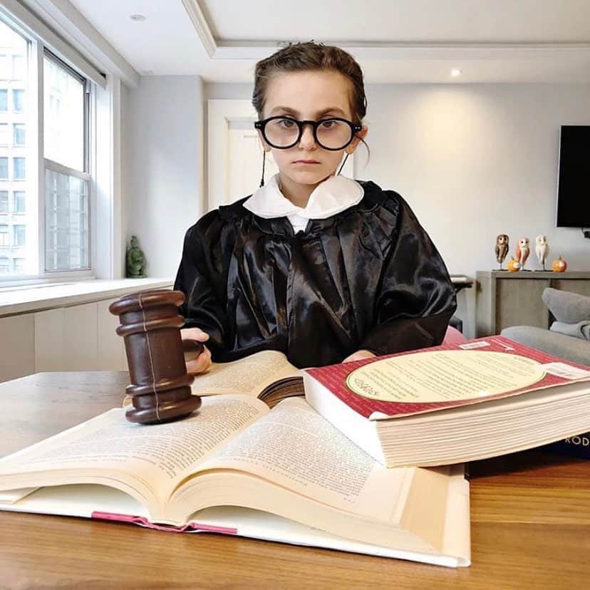Ilana Wilesさんのインスタグラム写真 - (Ilana WilesInstagram)「Everyone is asking me how Harlow is taking the news of RBG’s death. She is seven. She is sad that one of her heroes has passed but she does not understand the larger implications. The weight that was resting on RBG’s shoulders. How she was trying to hang on as long as you could so that when she was replaced, it would be with someone who would make similar decisions that invoked equality, justice and empathy. She didn’t wake up with a pit in her throat and that brief moment where she had to remember why there was so much heaviness hanging over her. She didn’t start obsessively reading all the analysis about what would happen if McConnell successfully shoved Trump’s nominee through the senate and then shut her phone because she just couldn’t take it anymore. She doesn’t understand that the death of RBG is the beginning of a much larger fight. She is not experiencing the FEAR we all feel. She thinks her hero will live on in her books. She doesn’t realize RBG’s story is far from over.」9月19日 22時21分 - mommyshorts