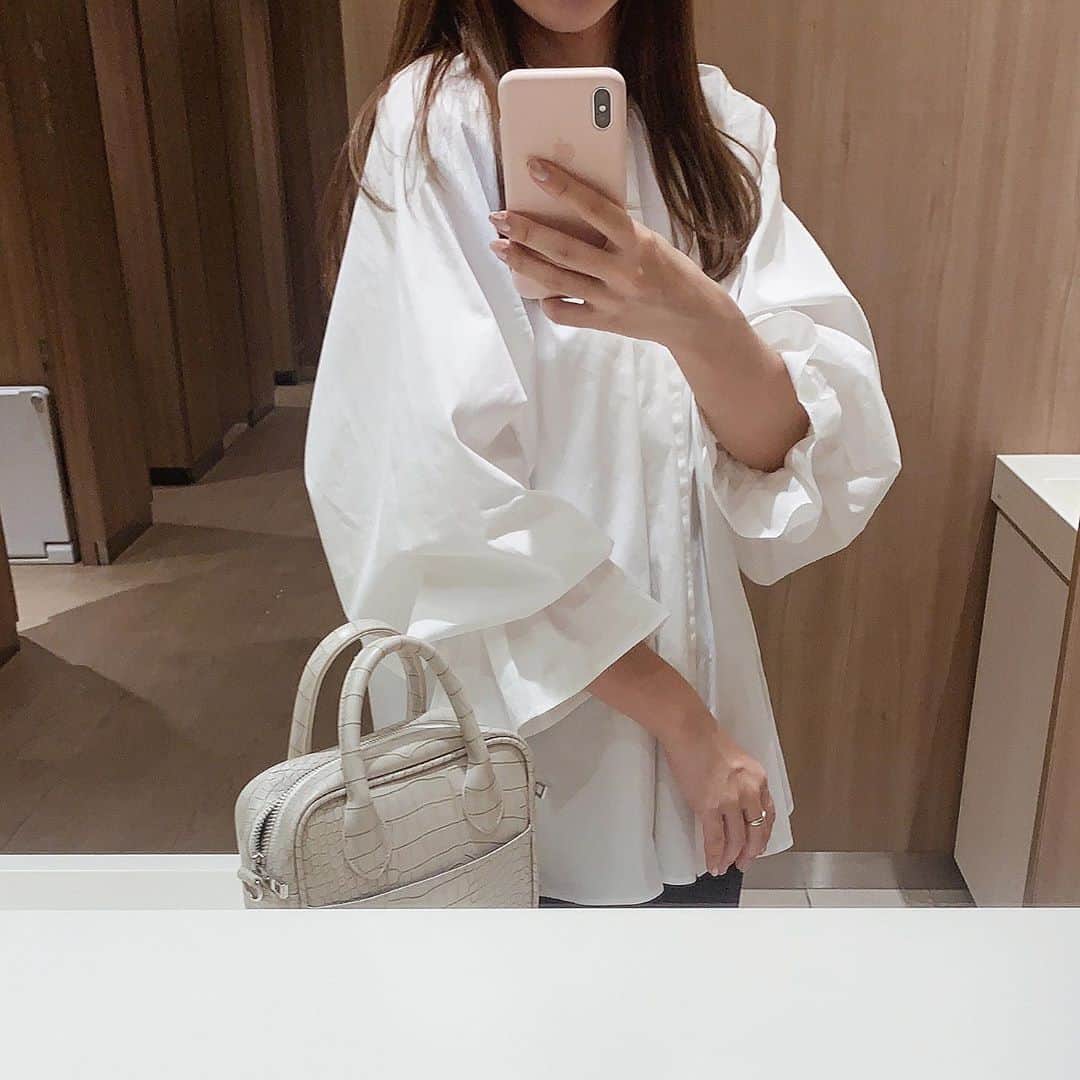のインスタグラム：「ストーリーでもあげたけど、 お仕事でかっちりめにした私服☝🏻 ㅤ オンワード樫山から新しくデビューした @newans.official のブラウス🤍このお袖のボリュームがたまらんのです🥺💕 ㅤ ブラウス好きで毎年追加しちゃう～🤤 たくさん着ようっと✌︎ ㅤ ㅤ #Newans #ootd #fashion #code #thisismynewanswer #blouse #zara #コーデ #ファッション #ハッシュニュアンス #ブラウス #ブラウスコーデ #ザラ #お仕事コーデ #きれいめコーデ #モノトーンコーデ #155cmコーデ」