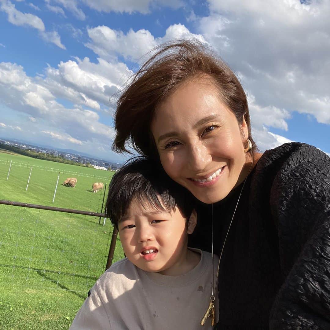 森上亜希子さんのインスタグラム写真 - (森上亜希子Instagram)「今回の札幌訪問の1番の目的は大親友のパパに会いに行く事‼️  パパに久しぶりに会えて嬉しかった❤️ そして、パパ、美味しすぎるお寿司に焼肉、ご馳走様でした‼️  大親友ののんちゃんの家に泊めてもらって、久しぶりに可愛いおーすけにも会えて、優しいのんちゃんの旦那様に会えて嬉しかったよ〜‼️  最高の2日間になりました‼️  また、会いに行くね〜❤️  #札幌 #大親友 #30年のお付き合い  #お寿司 #最高 #テニス #tennis」9月19日 22時36分 - akiko_morigami