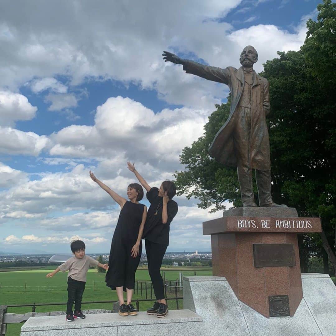 森上亜希子さんのインスタグラム写真 - (森上亜希子Instagram)「今回の札幌訪問の1番の目的は大親友のパパに会いに行く事‼️  パパに久しぶりに会えて嬉しかった❤️ そして、パパ、美味しすぎるお寿司に焼肉、ご馳走様でした‼️  大親友ののんちゃんの家に泊めてもらって、久しぶりに可愛いおーすけにも会えて、優しいのんちゃんの旦那様に会えて嬉しかったよ〜‼️  最高の2日間になりました‼️  また、会いに行くね〜❤️  #札幌 #大親友 #30年のお付き合い  #お寿司 #最高 #テニス #tennis」9月19日 22時36分 - akiko_morigami