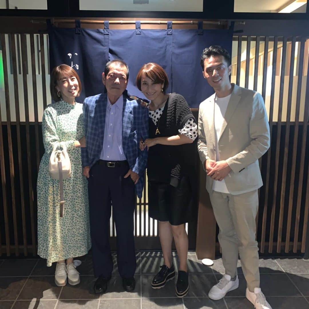 森上亜希子さんのインスタグラム写真 - (森上亜希子Instagram)「今回の札幌訪問の1番の目的は大親友のパパに会いに行く事‼️  パパに久しぶりに会えて嬉しかった❤️ そして、パパ、美味しすぎるお寿司に焼肉、ご馳走様でした‼️  大親友ののんちゃんの家に泊めてもらって、久しぶりに可愛いおーすけにも会えて、優しいのんちゃんの旦那様に会えて嬉しかったよ〜‼️  最高の2日間になりました‼️  また、会いに行くね〜❤️  #札幌 #大親友 #30年のお付き合い  #お寿司 #最高 #テニス #tennis」9月19日 22時36分 - akiko_morigami