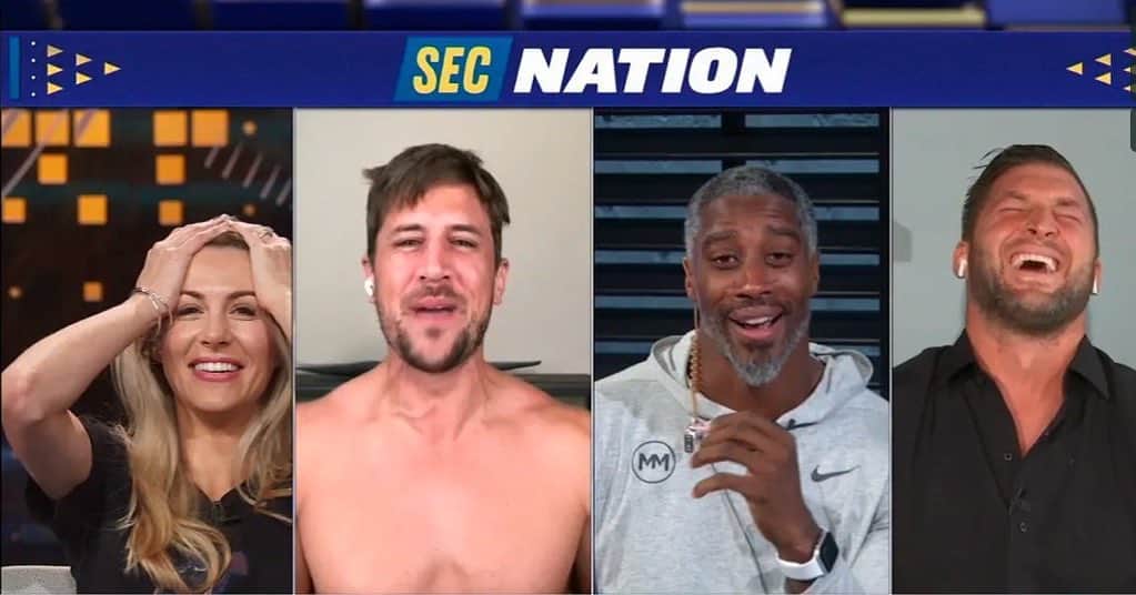 ジョーダン・ロジャースのインスタグラム：「Taking your shirt off on the @bacheloretteabc was a job requirement...guess the sports world isn’t ready for this pale chest yet 😂😂😂 First SEC NATION of the year at 10am EST TODAY!!! Grab a cup of coffee and come hang — IT’S FOOTBALL SEASON BABY!!!」