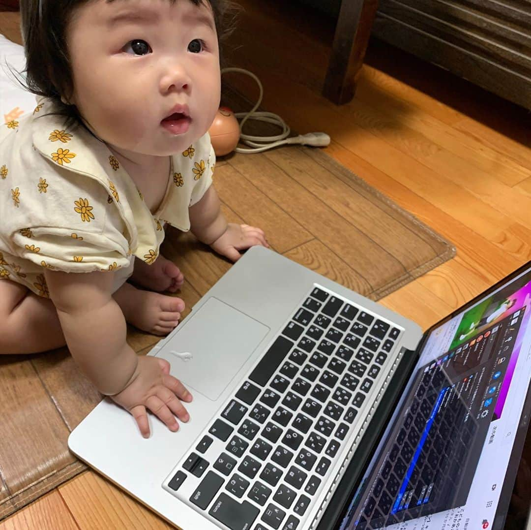 黒川忠文さんのインスタグラム写真 - (黒川忠文Instagram)「孫よ お爺ちゃんのMacBookを触るのは まだ早いかな〜 ヨダレも付いてるね〜 キーボードはバンバン叩くもんじゃないよ〜 お腹でスペースキー押しちゃダメだよ〜  けど、孫だから お爺ちゃん怒らない😆」9月19日 22時32分 - kurokawatadafumi