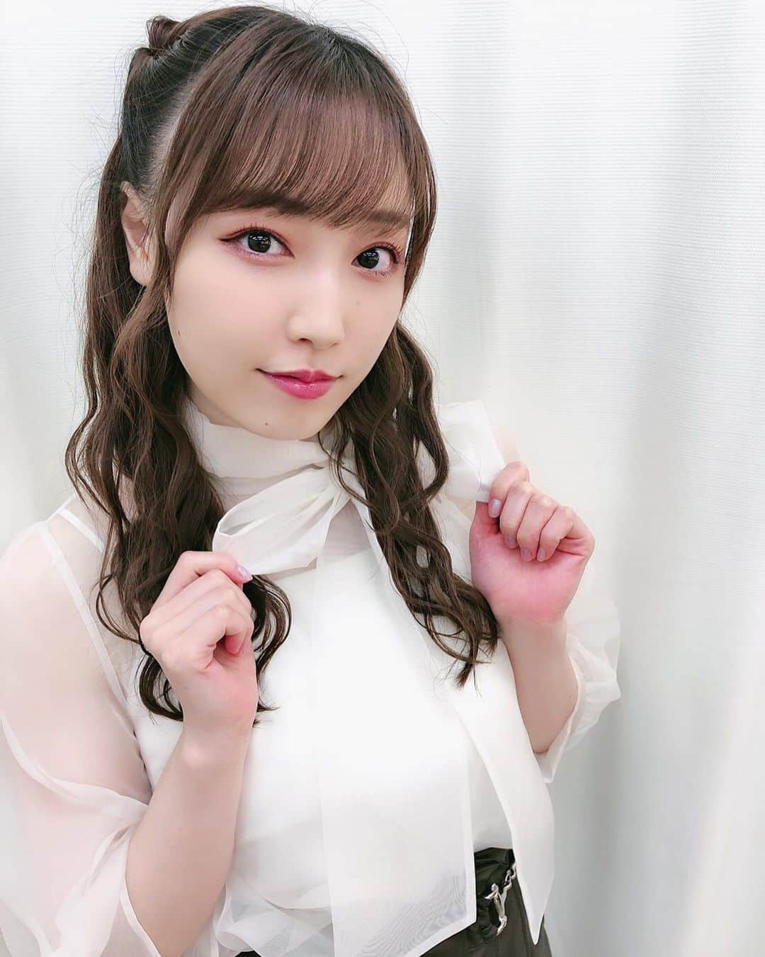 譜久村聖さんのインスタグラム写真 - (譜久村聖Instagram)「🎶Hello!Project2020〜The Ballad〜🎶 初日‪ 𓈒𓏸  応援ありがとうございました🌼*ﾟ  恋ぴんくのグロスに 久しぶりに髪はウエーブにしました  衣装もチェンジしました 毎回リボン結び頑張ります🎀  リボン結び苦手マン…笑  #morningmusume20 #モーニング娘20 #譜久村聖 #リボン結び #リボン #衣装 #アップデート #恋ぴんく #グロス #theballad #コンサート #ハロコン2020秋  #イクタカメラ」9月19日 22時33分 - mizuki_fukumura.official