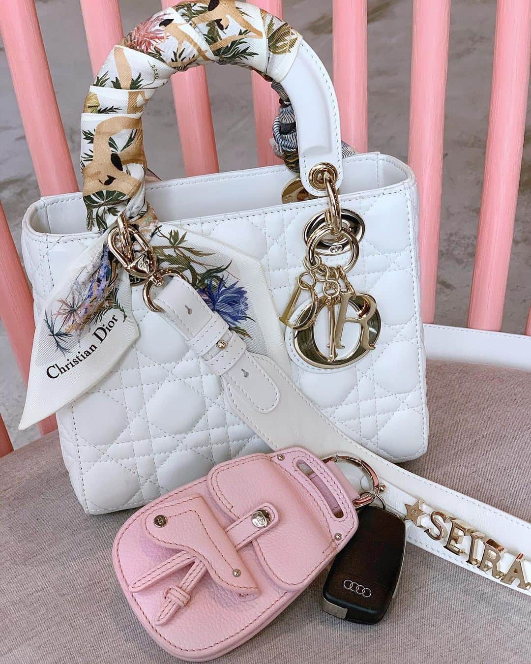 のインスタグラム：「New car key case @dior men's ㅤㅤㅤㅤㅤㅤㅤㅤㅤㅤㅤㅤㅤ men'sアイテムもすごく可愛いので チェックしています👀」
