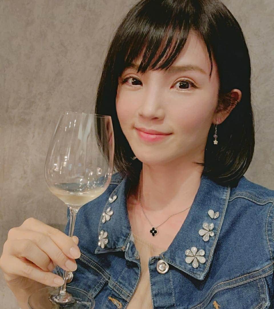 三宅裕子さんのインスタグラム写真 - (三宅裕子Instagram)「先日は仲良しのまいちゃん@_mai_irm と話題のお店 #ル・シーニュ へ♡  まいちゃんとは半年ぶりの再会😭♡会いたかったー！ シェフお任せのコースでワインもたくさんいただきました🥰  どれも美味しすぎて幸せ♡(おいしいー！しか言ってなかった笑)  お料理1品に1種類ではなく料理にもソースに合うように出していただいたりもして8種類🍷は飲んだかなぁ🤭  メニューも面白くて「ミニヨンズ現る」「銀座」etc...どんなお料理が出るんだろう？とワクワクするものばかりで楽しかったです。  #キャビアも #シェフ の方が「 #キャビア料理 」として考えたもので盛りだくさんだったり❣ お店はカウンターだけで隠れ家的なところなのでデートにもおすすめ🌼  まいちゃんと久々に色々話してたくさんパワーもらえたよー😊 ありがとう！！  お店もまた行こうと思います🎶  @restaurantlesigne  #銀座 #トリュフ #クリュッグ #dinner #おすすめレストラン #フレンチ #大満足 #食欲の秋 #フランス料理 #ワイン好きな人と繋がりたい @woomy.hotel #ウーミーPR」9月19日 22時43分 - yuko_miyake