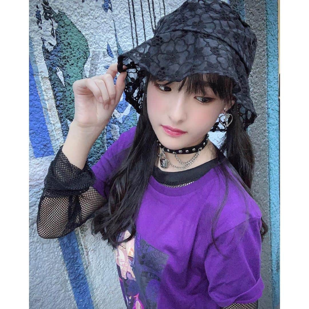 岡本怜奈さんのインスタグラム写真 - (岡本怜奈Instagram)「♡﻿ 🔮⛓🥀🖤☠️﻿ ﻿ ﻿ #オンラインお話し会﻿ ありがとうございました🙏💗﻿ ﻿ ﻿ #今日のコーデ﻿ ﻿ ハマってるHUNTER × HUNTERのTシャツが﻿ お家に届いたのでコーディネートしてみたよ〜👗💭﻿ ﻿ キャラクターは #フェイタン 🕷🖤﻿ ﻿ キメラアント編で闘っているフェイタンが﻿ かっこ良くてそこからハマってる👀﻿ ﻿ キルアも好き〜⚡️💗﻿ ﻿ ﻿ ✔️ 𝑻-𝒔𝒉𝒊𝒓𝒕  #suzuri (@suzurijp)﻿ ✔️ 𝒔𝒌𝒊𝒓𝒕  #rasvoa (@rasvoa_official)﻿ ✔️ 𝑴𝒆𝒔𝒉 𝒕𝒐𝒑𝒔. 𝒔𝒐𝒄𝒌𝒔. 𝑹𝒂𝒄𝒆 𝒃𝒖𝒄𝒌𝒆𝒕 𝒉𝒂𝒕﻿  #volcan_aphrodite (@volcan_official)﻿ ✔️ 𝒔𝒉𝒐𝒆𝒔  #bubblestokyo (@bubblestokyo)﻿ ✔️ 𝒆𝒂𝒓𝒓𝒊𝒏𝒈  #claires (@clairesjapan)﻿ ♡﻿ ♡﻿ #岡本怜奈 #れなたん #nmb48 #たんたんコーデ﻿ #fashion #コーデ  #ストリートコーデ ﻿ #クールコーデ #tシャツ #スカート ﻿ #メッシュトップス #レースバケットハット﻿ #レースバケハ #チョーカー #イヤリング﻿ #ブレスレット #アクセサリー﻿ #ハンターハンター #hunterxhunter ﻿ #happy #Instagood」9月19日 22時56分 - renatan1222