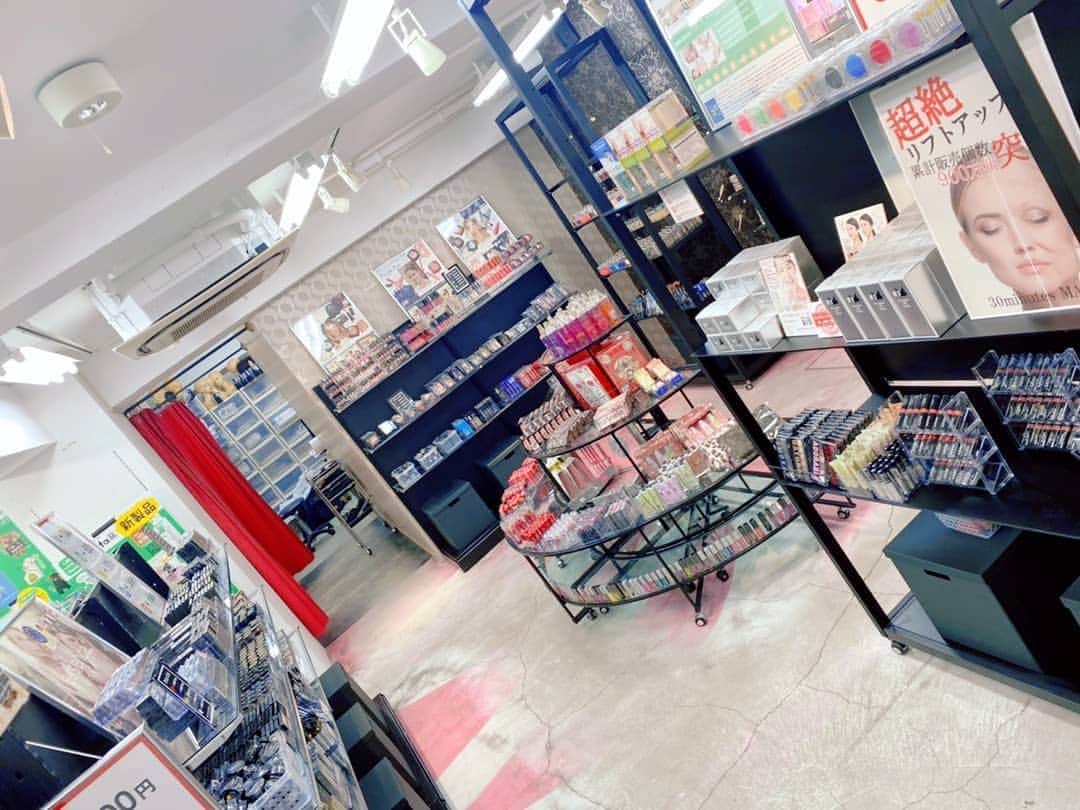 ウィッグとエクステのプリシラさんのインスタグラム写真 - (ウィッグとエクステのプリシラInstagram)「プリシラ原宿店、 本日よりリニューアルopenいたしました🎊✨ 初日からたくさんのお客様にご来店いただき、誠にありがとうございます🤍 プリシラ原宿店でお取り扱いが始まった海外コスメは、最大90％offでご購入可能‼️ ウィッグ×コスメって相性抜群ですよね😚💄🎀 明日からもお待ちしております💕  ※スタッフが以前のプリシラ原宿店とは変わっております。 新生原宿メンバーを、今後とも宜しくお願いいたします✨✨  #プリシラ#ウィッグ#プリシラウィッグ#prisila#wig#prisilawig#海外コスメ#アウトレットコスメ#プチプラコスメ#cosmetic#makeuヘアアレンジ#ヘアスタイル#リニューアルオープン#ノベルティあるよ#お待ちしてます」9月19日 22時58分 - prisilawig