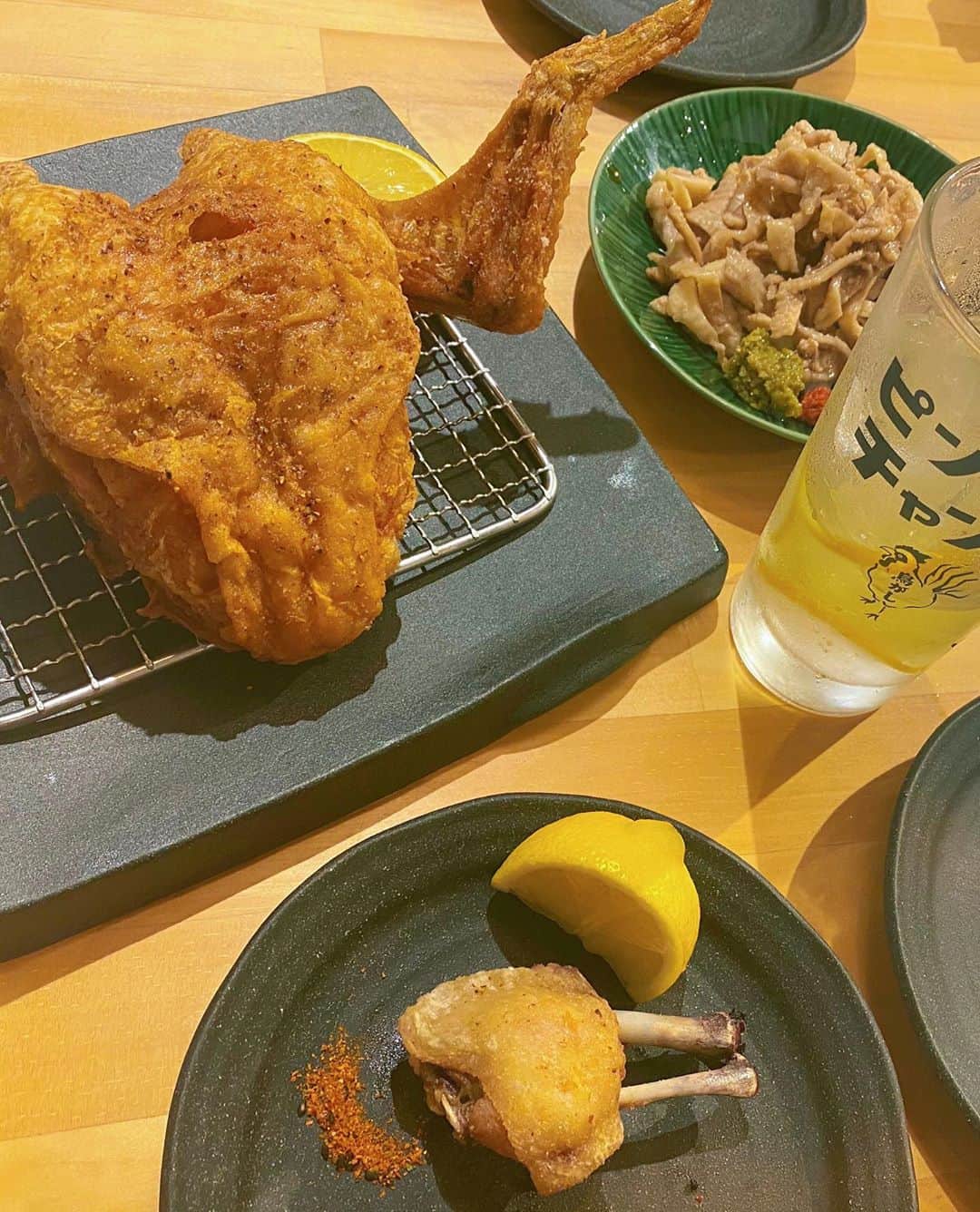 Yumikaさんのインスタグラム写真 - (YumikaInstagram)「夜の築地にきてみたー✨✨ からあげ、鳥料理専門の #鳥がし さん @28torigashi 🍖🍖 名物の地獄揚げコースいただきました💖💖💖  お酒が進みすぎたw グラスに書いてある名言見てみてね🤣鶏肉大好きだしまた行きたいから築地飲みしよー🍻❤️  #酒好き女子 #築地 #tsukiji #鳥がし #築地グルメ #地獄揚げ #唐揚げ #鳥料理 #築地 #築地場外市場 #グルメ #pr #トリドリベース」9月19日 22時58分 - yuminem923