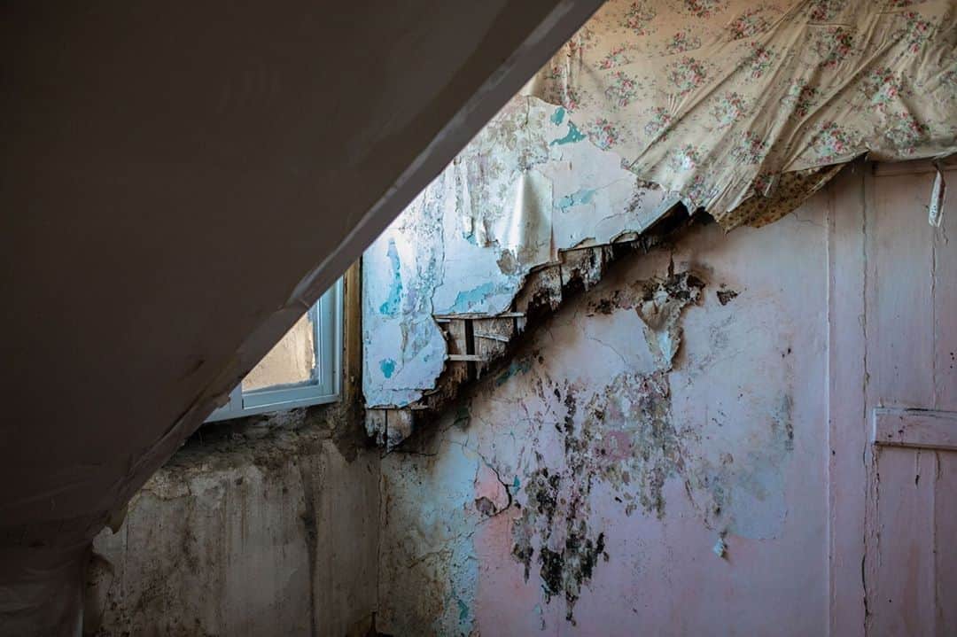 ライカさんのインスタグラム写真 - (ライカInstagram)「Shortlist #LOBA Newcomer #3 - Gonçalo Fonseca (@goncalo.fonseca)  In his "New Lisbon" series the Portuguese photographer reveals the consequences of progressive gentrification by highlighting individual stories and underlining the current dramatic situation of apartments and housing. As a result of the exploding property prices in the capital, over 10,000 tenants have already lost their homes. Tap the link in our bio to learn more.  #LeicaCamera #Leica #🔴📷」9月19日 23時00分 - leica_camera