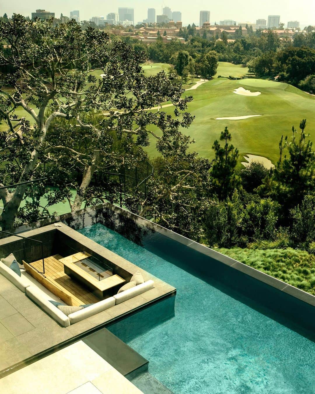 ELLE DECORさんのインスタグラム写真 - (ELLE DECORInstagram)「The view overlooking the 17th hole at the Bel-Air Country Club, as seen in ELLE Decor's October 2020 issue, will tempt anyone to take a dip. 🌊To seamlessly transition indoor and outdoor spaces, designer @delatorredesign configured the home so that the family room continues out to the pool deck through disappearing glass doors. Here, the custom sofa is covered in a fabric by Perennials. Visit the link in bio for a look inside. Produced by @charlescurkin. Styled by Anita Sarsidi. Photography by @glaskewii.」9月19日 23時00分 - elledecor