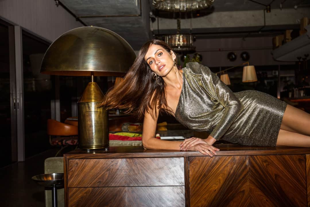 ロザ チャのインスタグラム：「Dress to impress: nesta estação, malhas com brilhos ganham ombros marcados e drapeados - detalhes que adicionam um charme extra à produção. Veja mais opções nas lojas físicas ou no site. #rosacha」