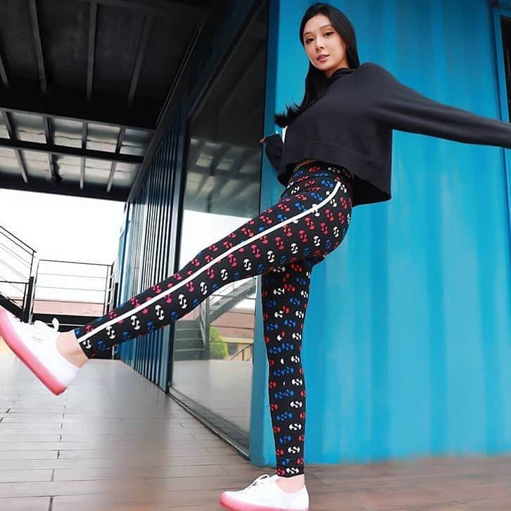 CALZEDONIAさんのインスタグラム写真 - (CALZEDONIAInstagram)「#SupergaXCalzedonia • In love with these all over print Leggings! [MODP0996] #calzedonia #leggings」9月19日 23時01分 - calzedonia